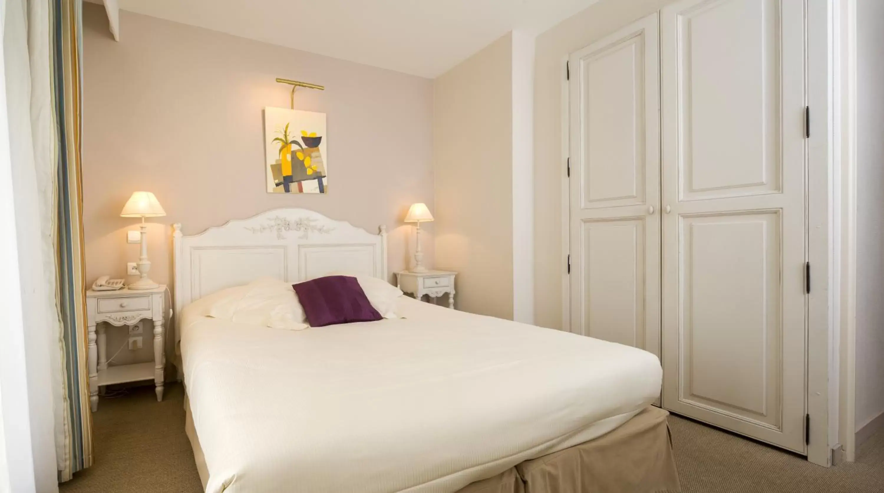 Photo of the whole room, Bed in Tulip Inn Honfleur Residence & Spa