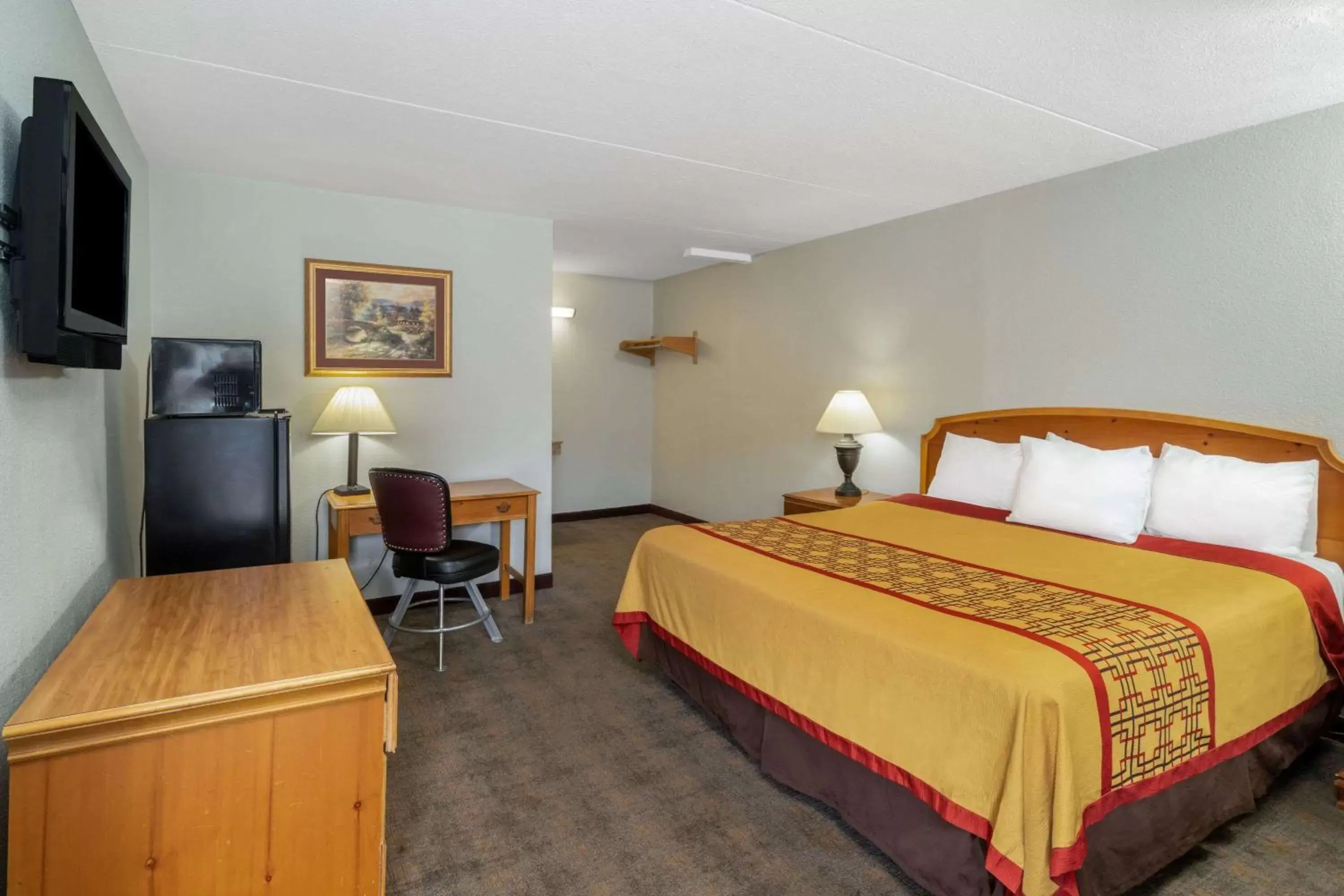 Photo of the whole room, Bed in Travelodge by Wyndham Pigeon Forge