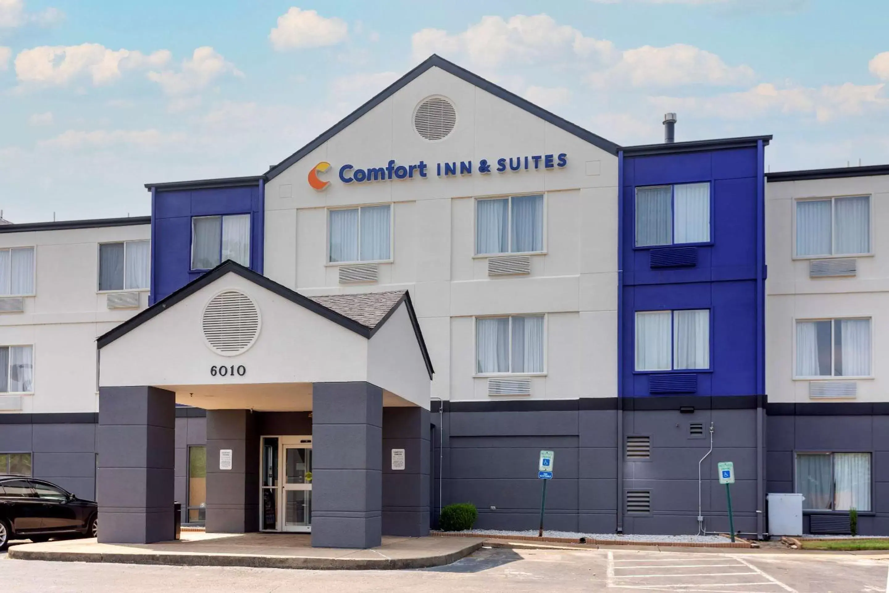 Property building in Comfort Inn & Suites Memphis East Property building in Comfort Inn & Suites Memphis East