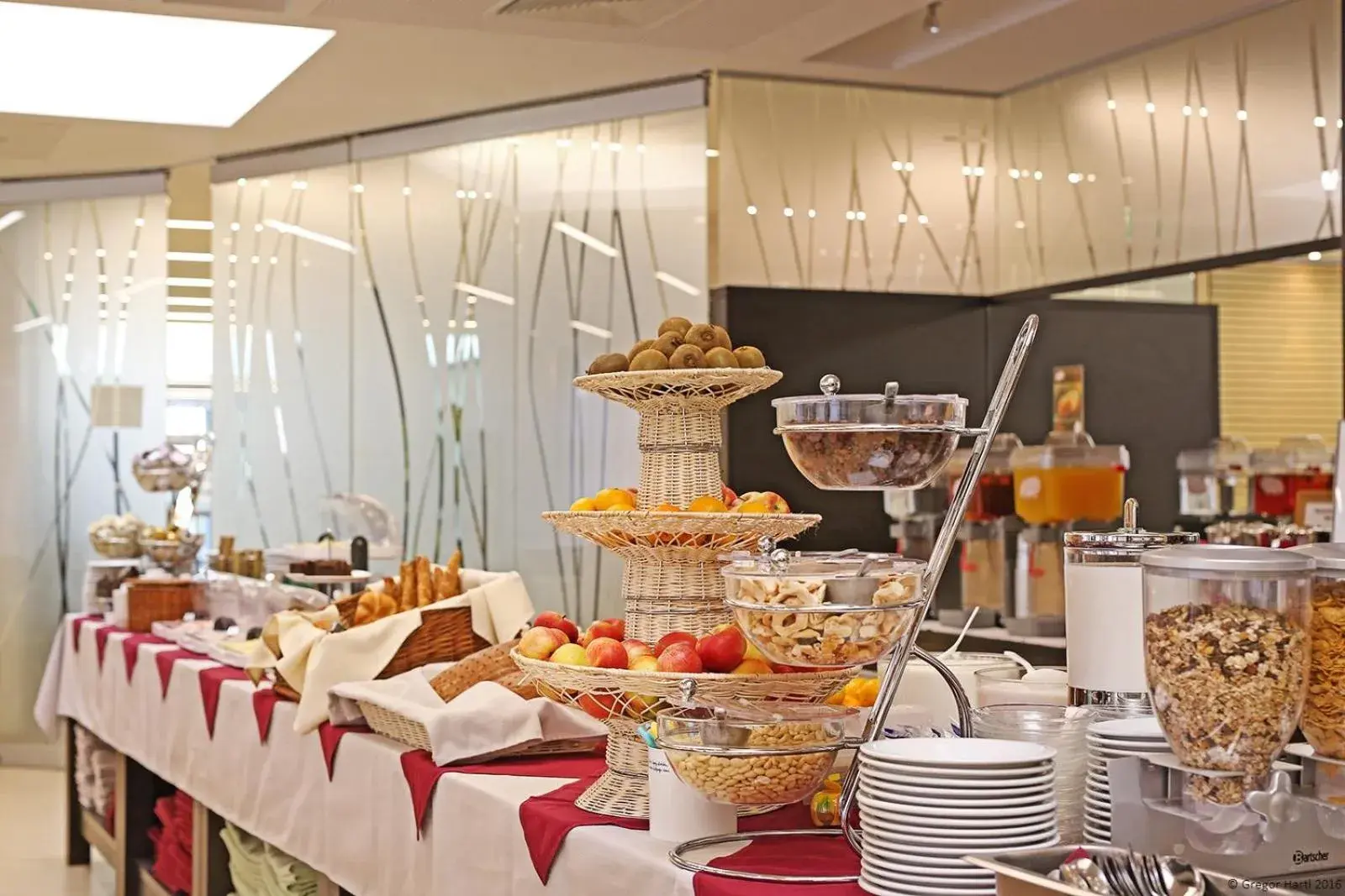 Buffet breakfast, Restaurant/Places to Eat in Hotel Sommerhaus Linz