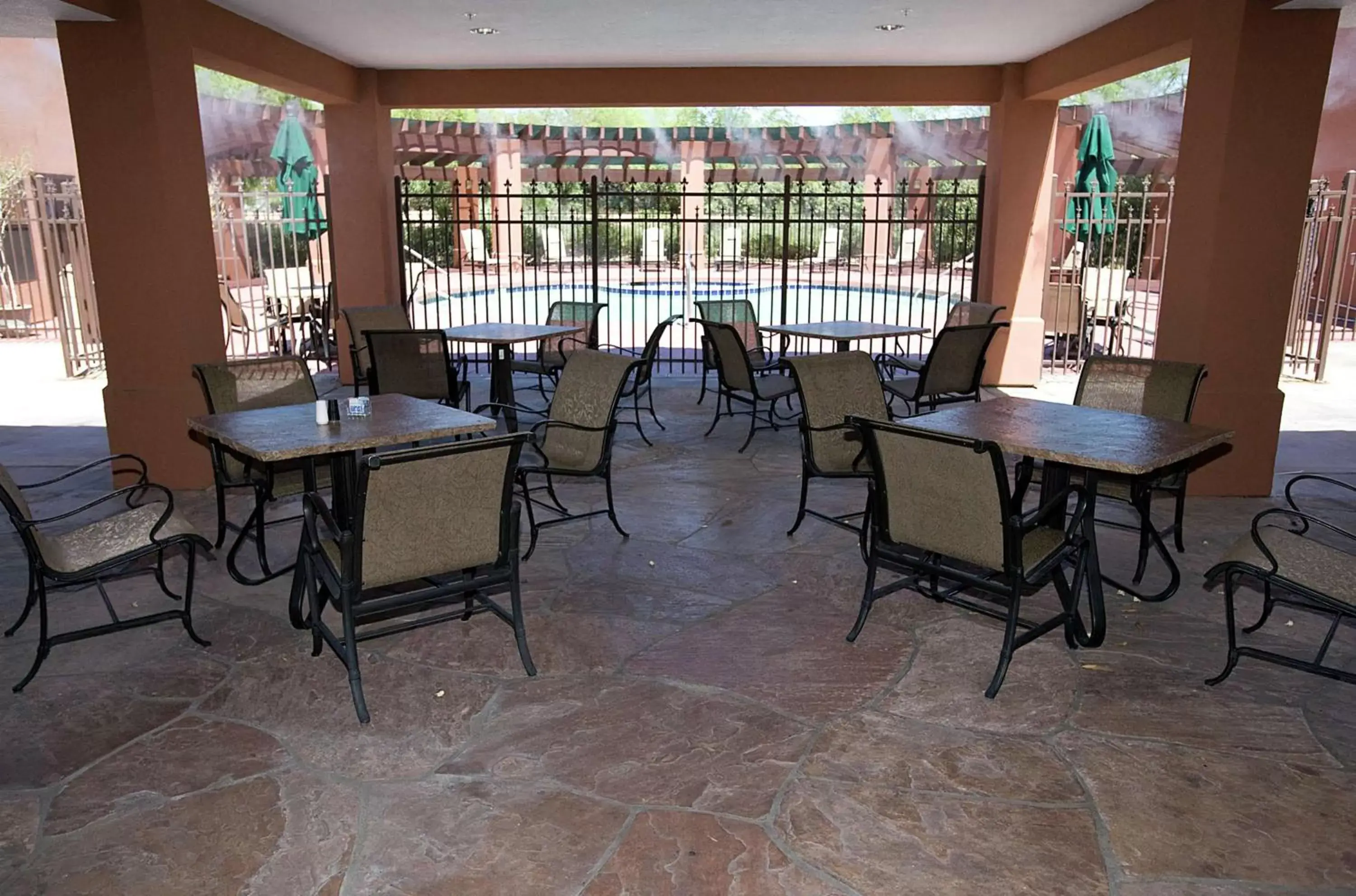 Patio, Restaurant/Places to Eat in Hilton Garden Inn Phoenix Airport