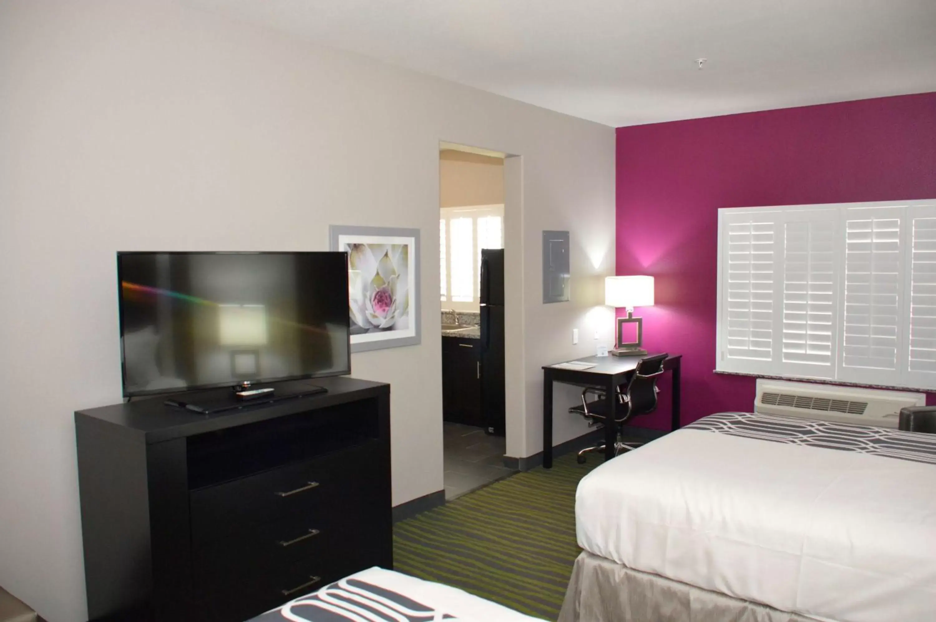 Photo of the whole room, TV/Entertainment Center in Best Western Plus Dilley Inn & Suites