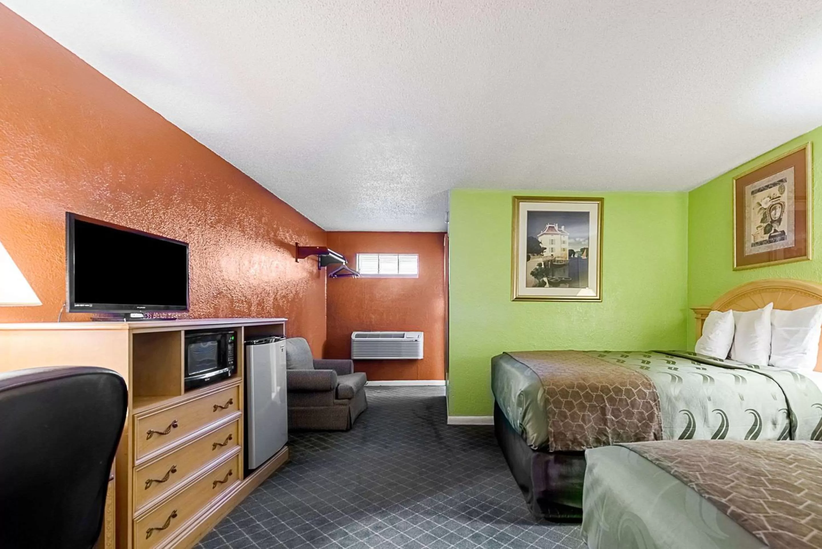 Photo of the whole room, Bed in Highway Inn