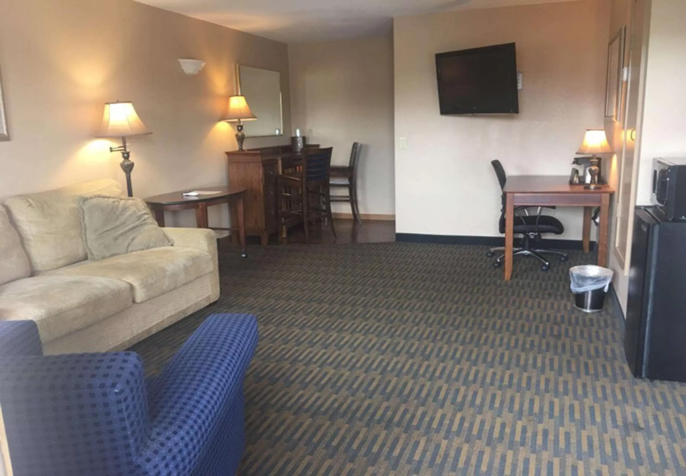 Photo of the whole room, Seating Area in Best Western Plus Landing View Inn & Suites