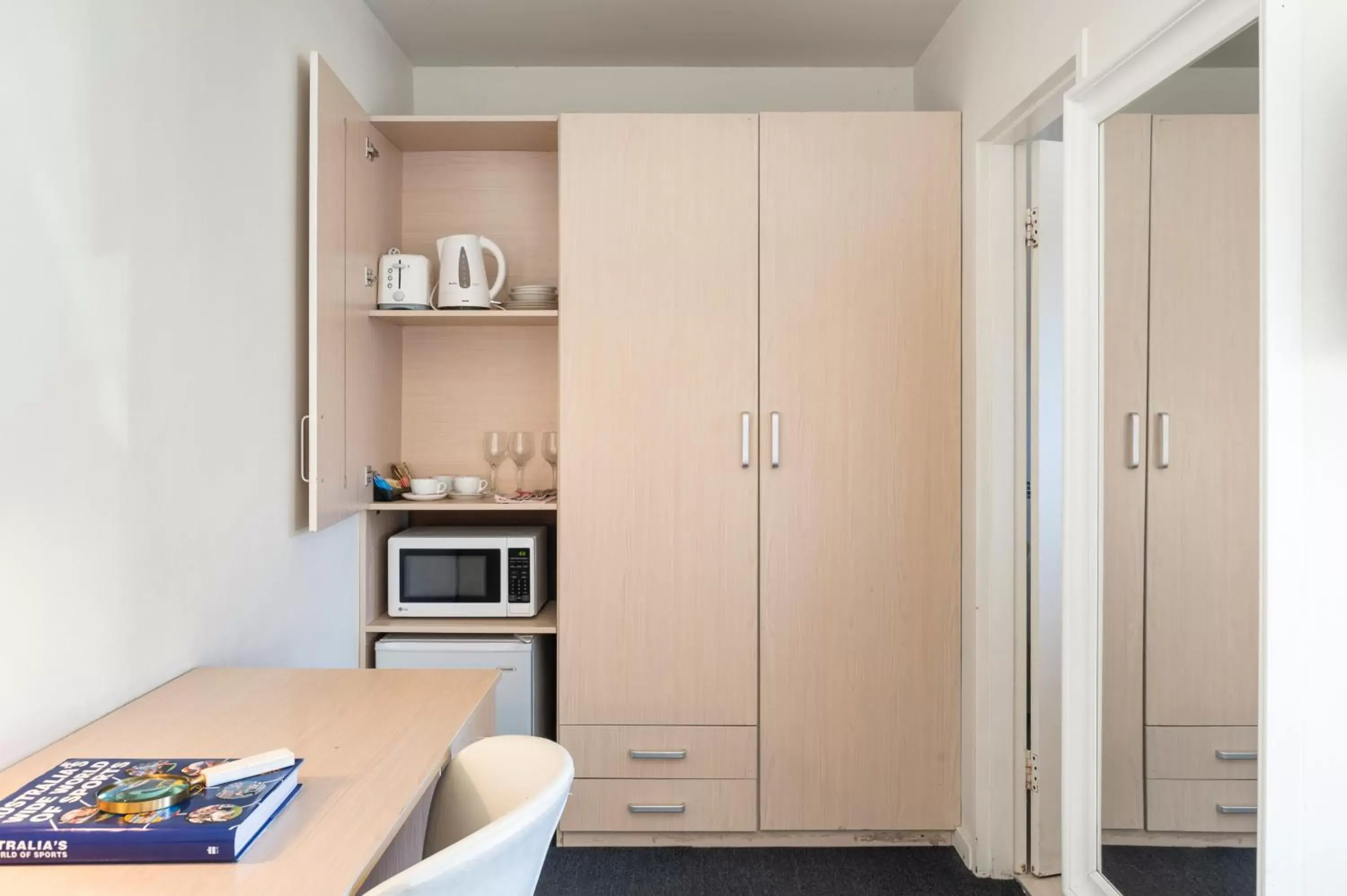 Dining area, Kitchen/Kitchenette in Adelaide Granada Motor Inn