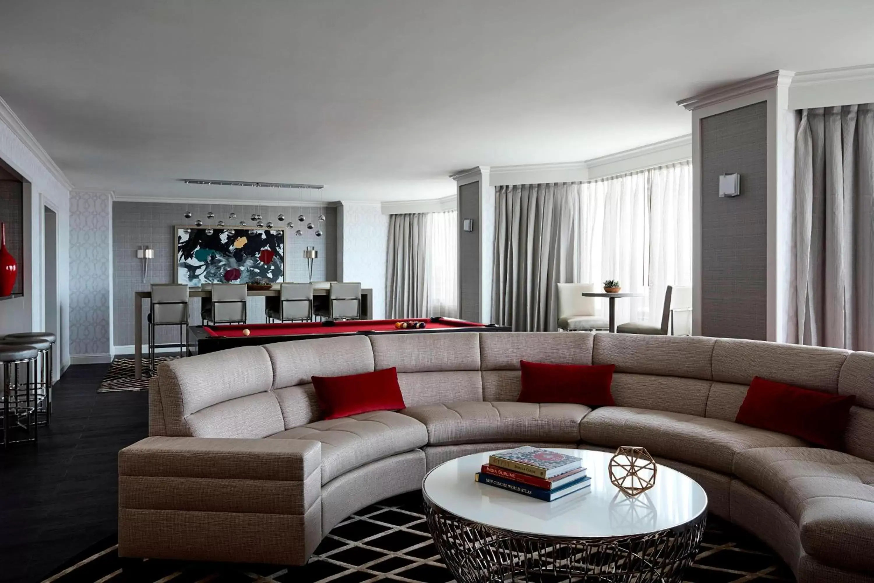 Living room, Seating Area in Crystal Gateway Marriott