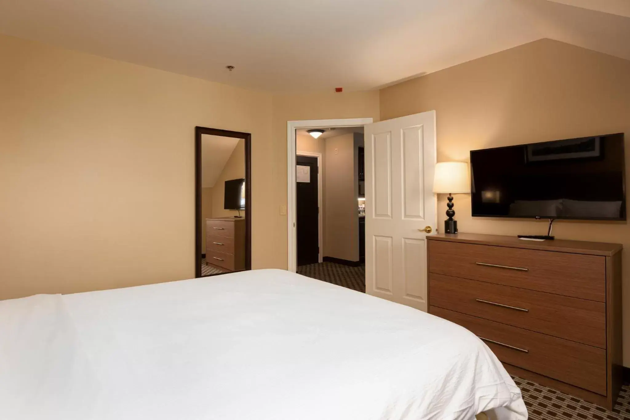 Photo of the whole room, Bed in Holiday Inn Express & Suites Tremblant, an IHG Hotel