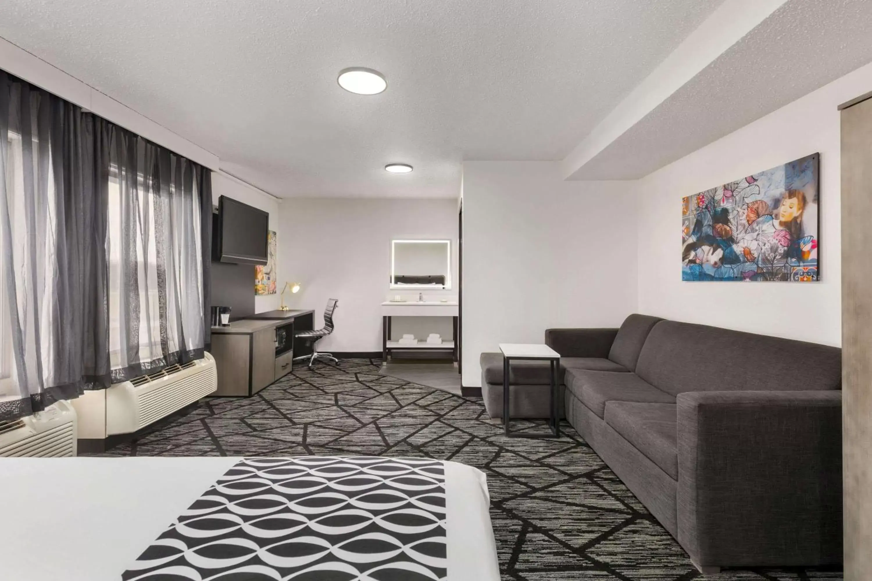 Bed, Seating Area in La Quinta by Wyndham Cleveland Airport West