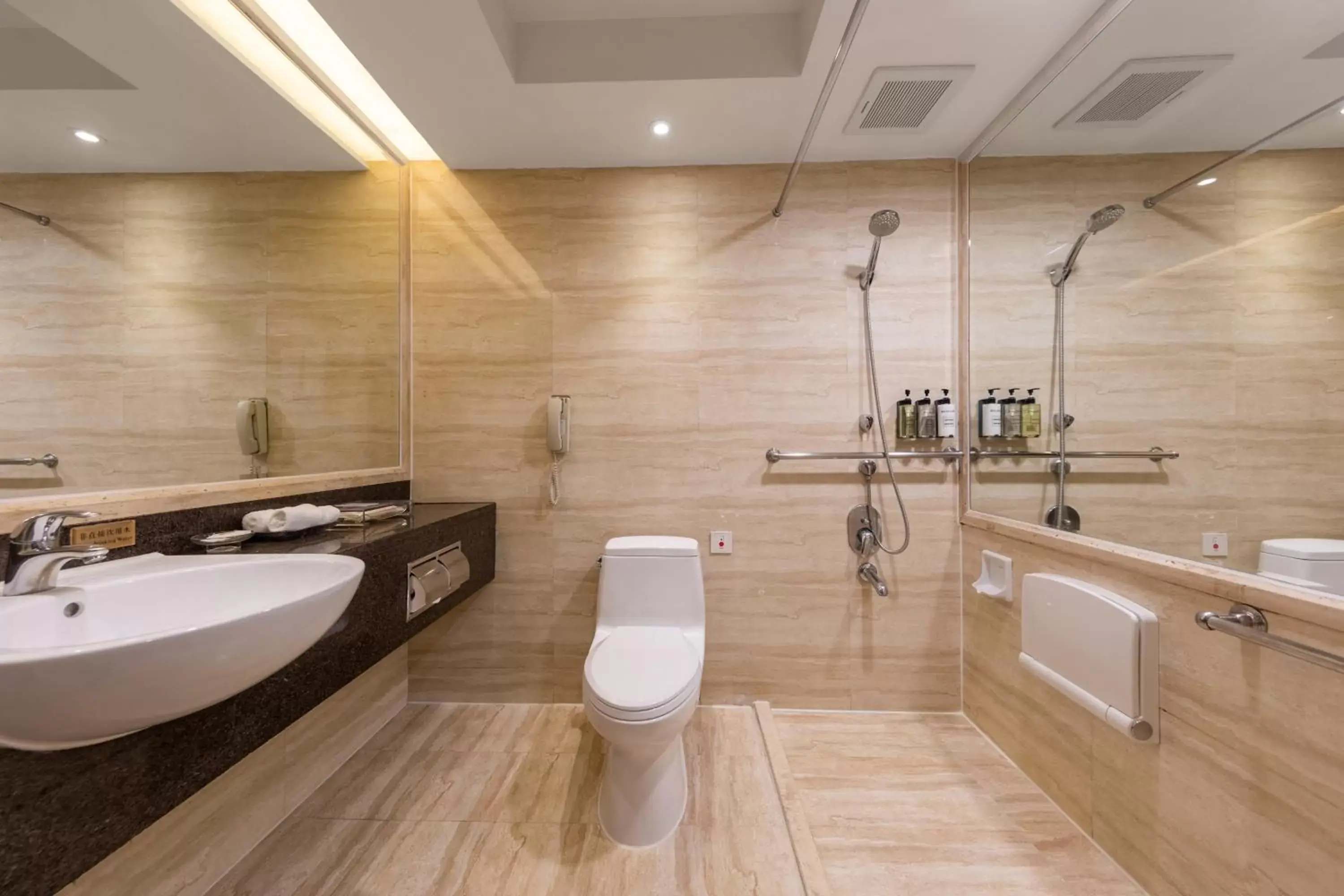 Bathroom in Crowne Plaza Foshan, an IHG Hotel - Exclusive bus stations for HKSAR round-trips