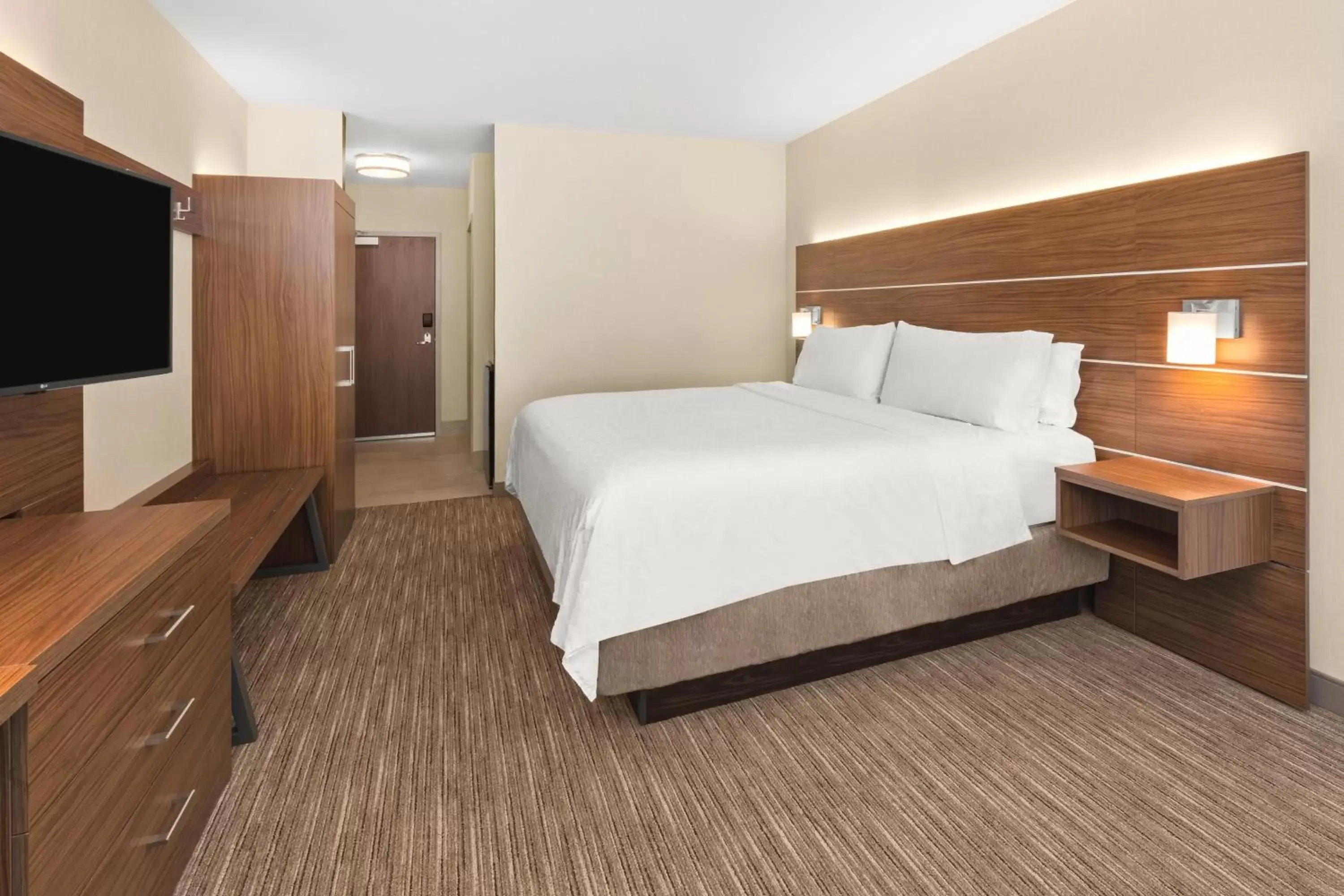 Photo of the whole room, Bed in Holiday Inn Express Hotel & Suites Willows, an IHG Hotel