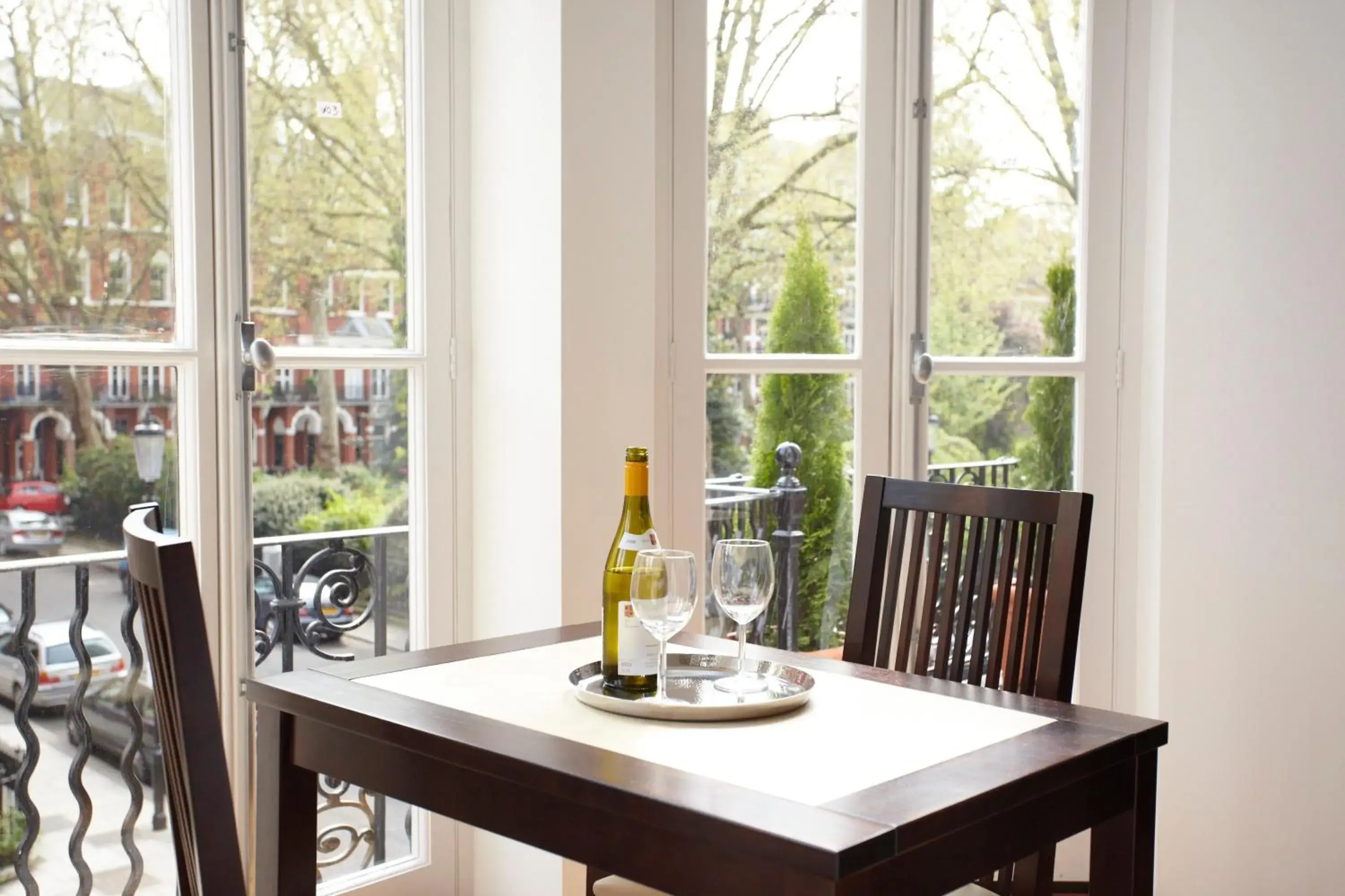 Restaurant/places to eat in Presidential Apartments Kensington