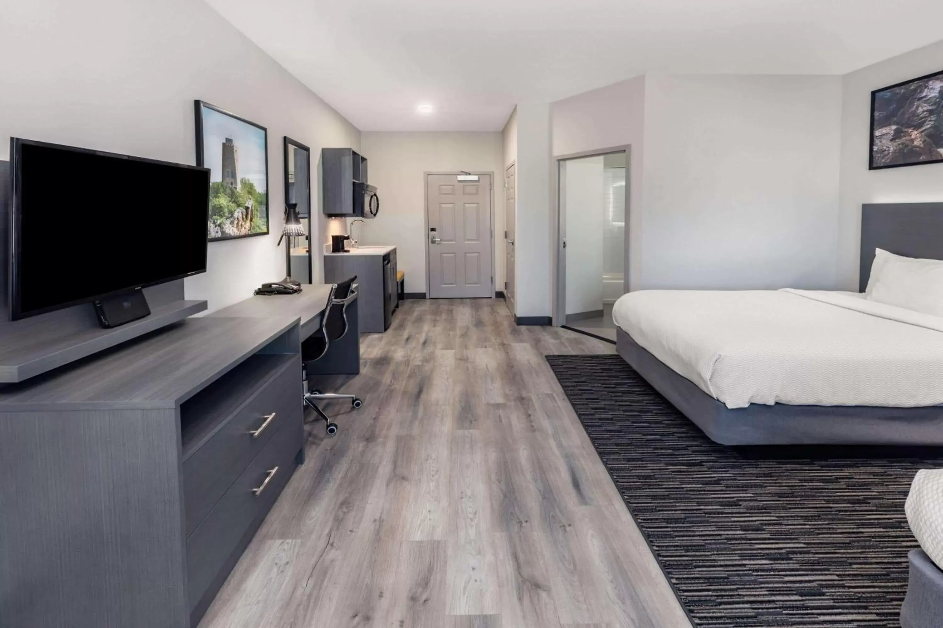 Bedroom, TV/Entertainment Center in La Quinta Inn & Suites by Wyndham Ardmore