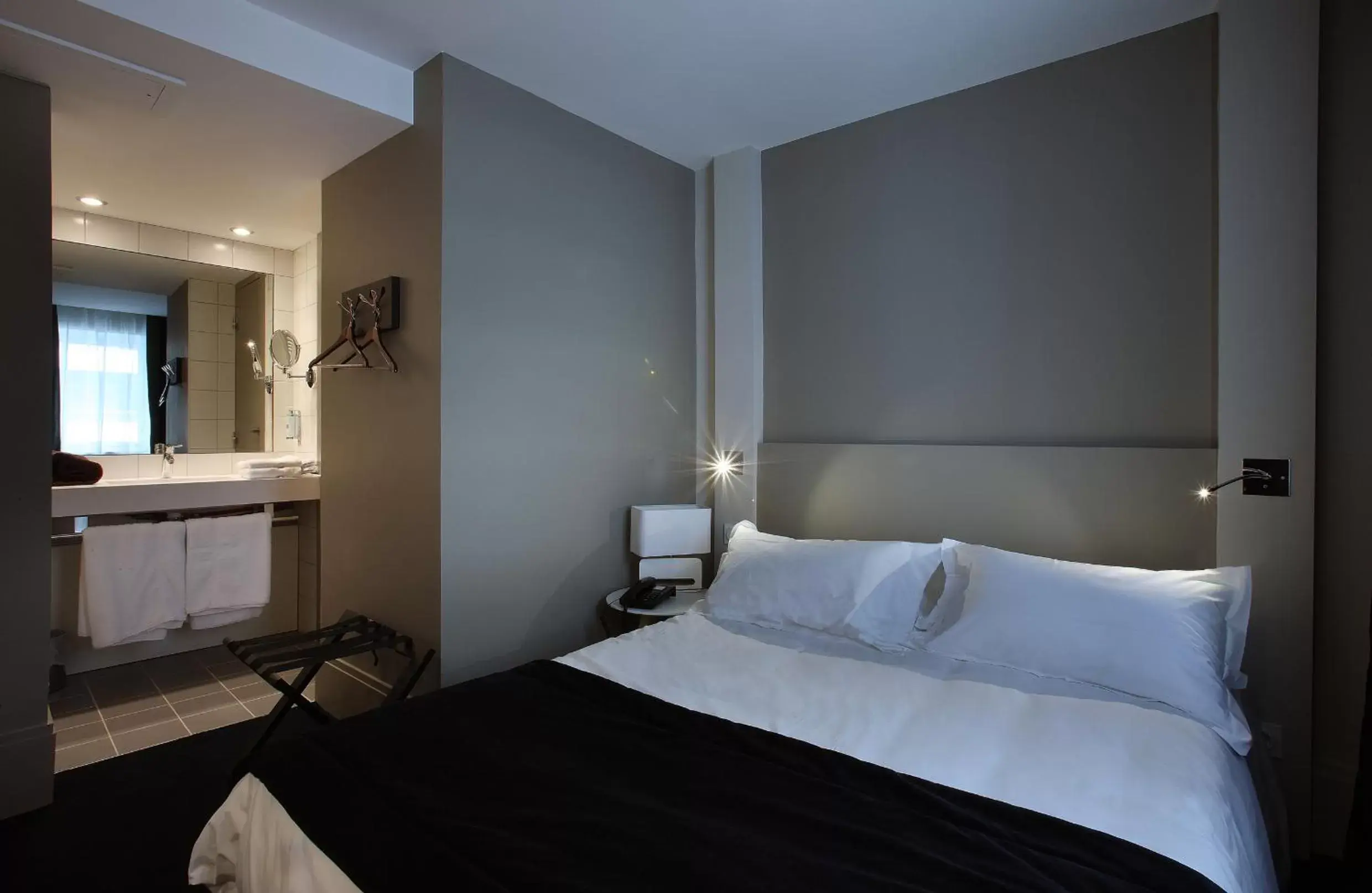 Bedroom, Bed in Hotel le Cinq Hyper - Centre