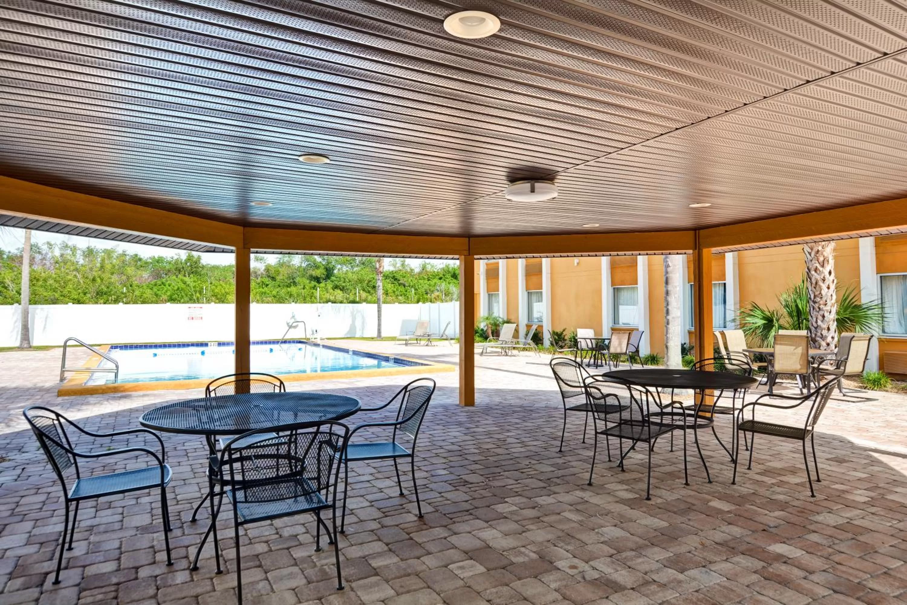 Patio in Quality Inn & Suites Heritage Park