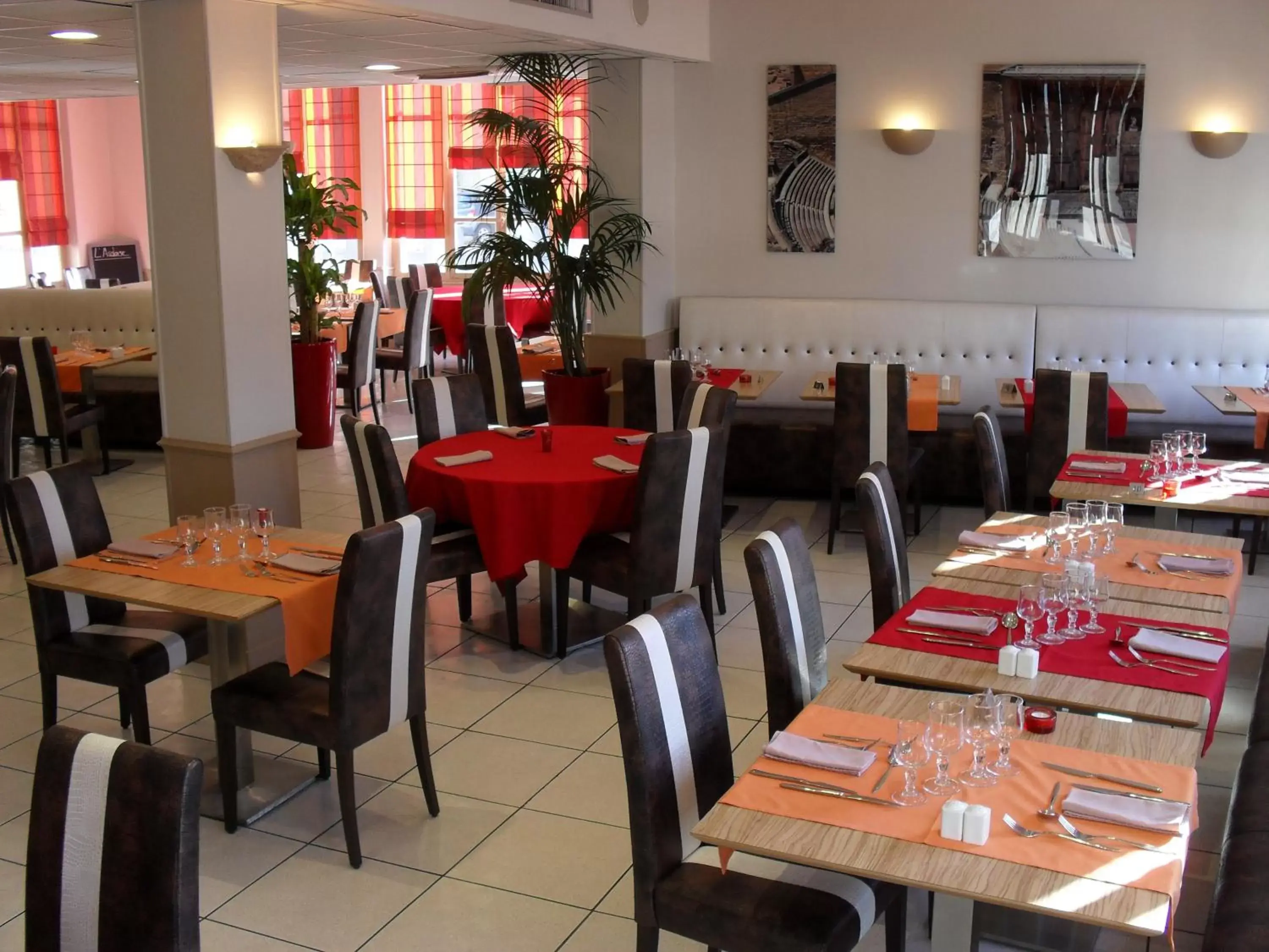 Restaurant/Places to Eat in HOTEL KYRIAD ORANGE Centre A7-A9 - 3 etoiles - HOTEL DES PRINCES