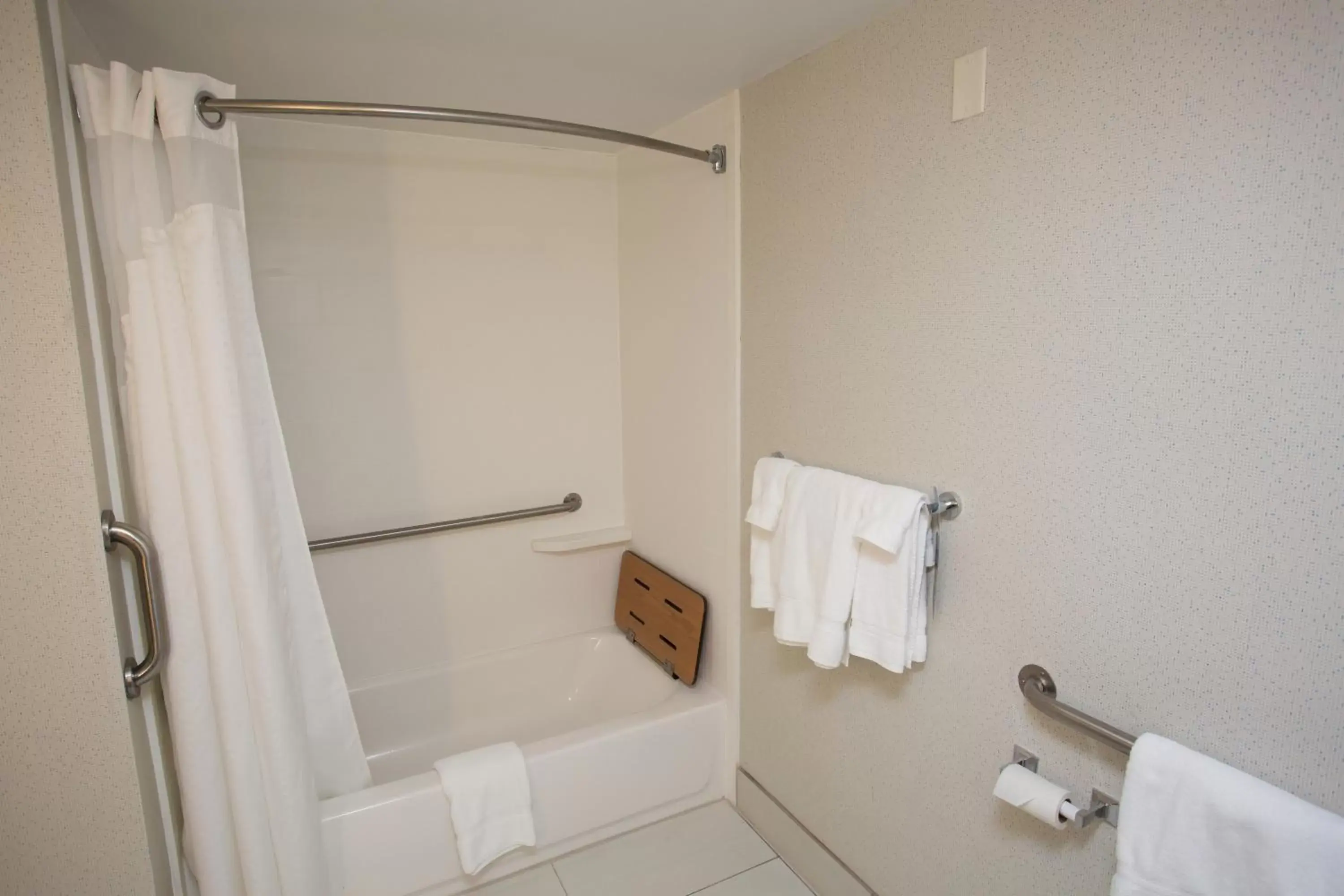 Photo of the whole room, Bathroom in Holiday Inn Express Wilmington, an IHG Hotel
