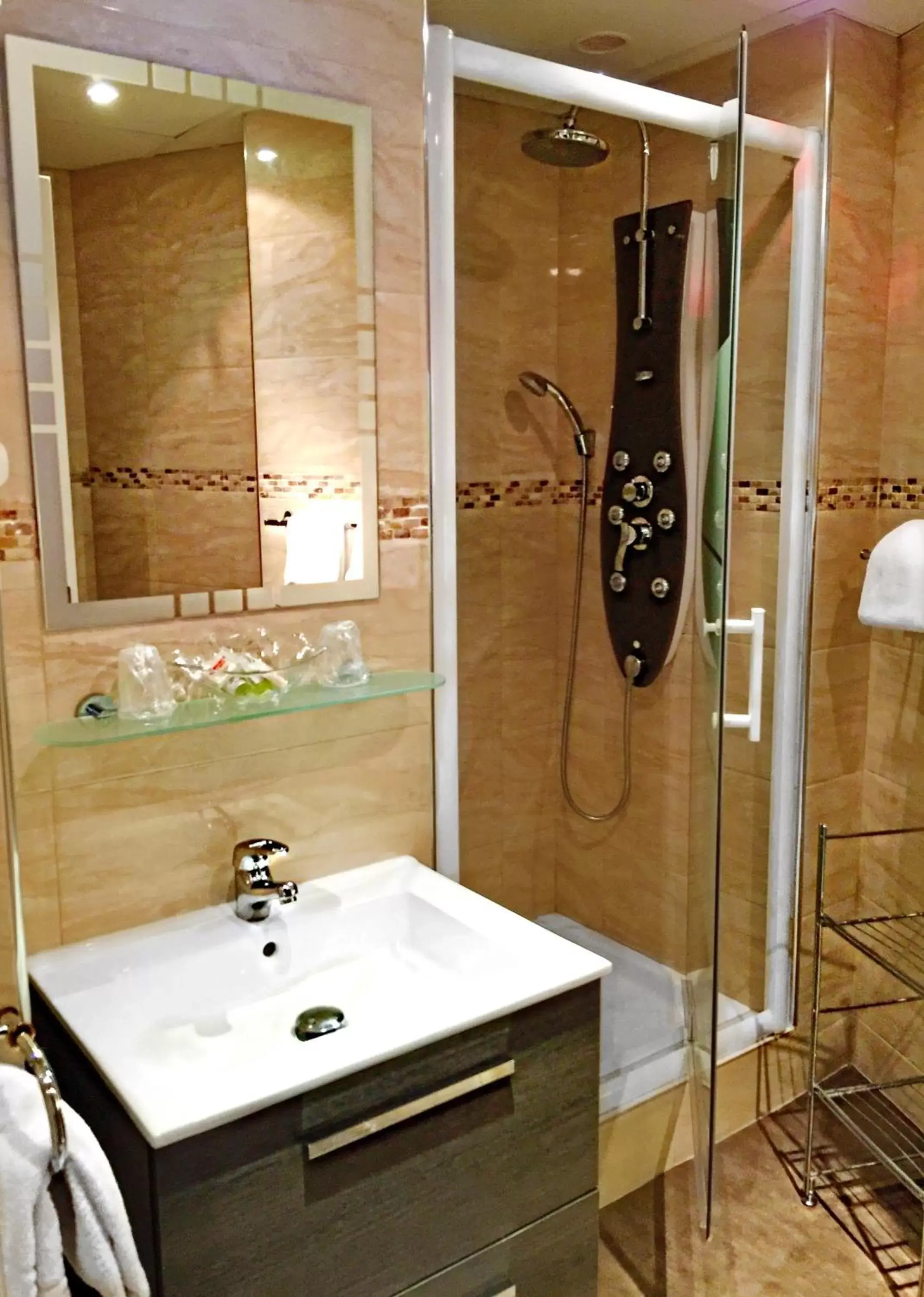 Massage, Bathroom in Hotel Saint-Aignan