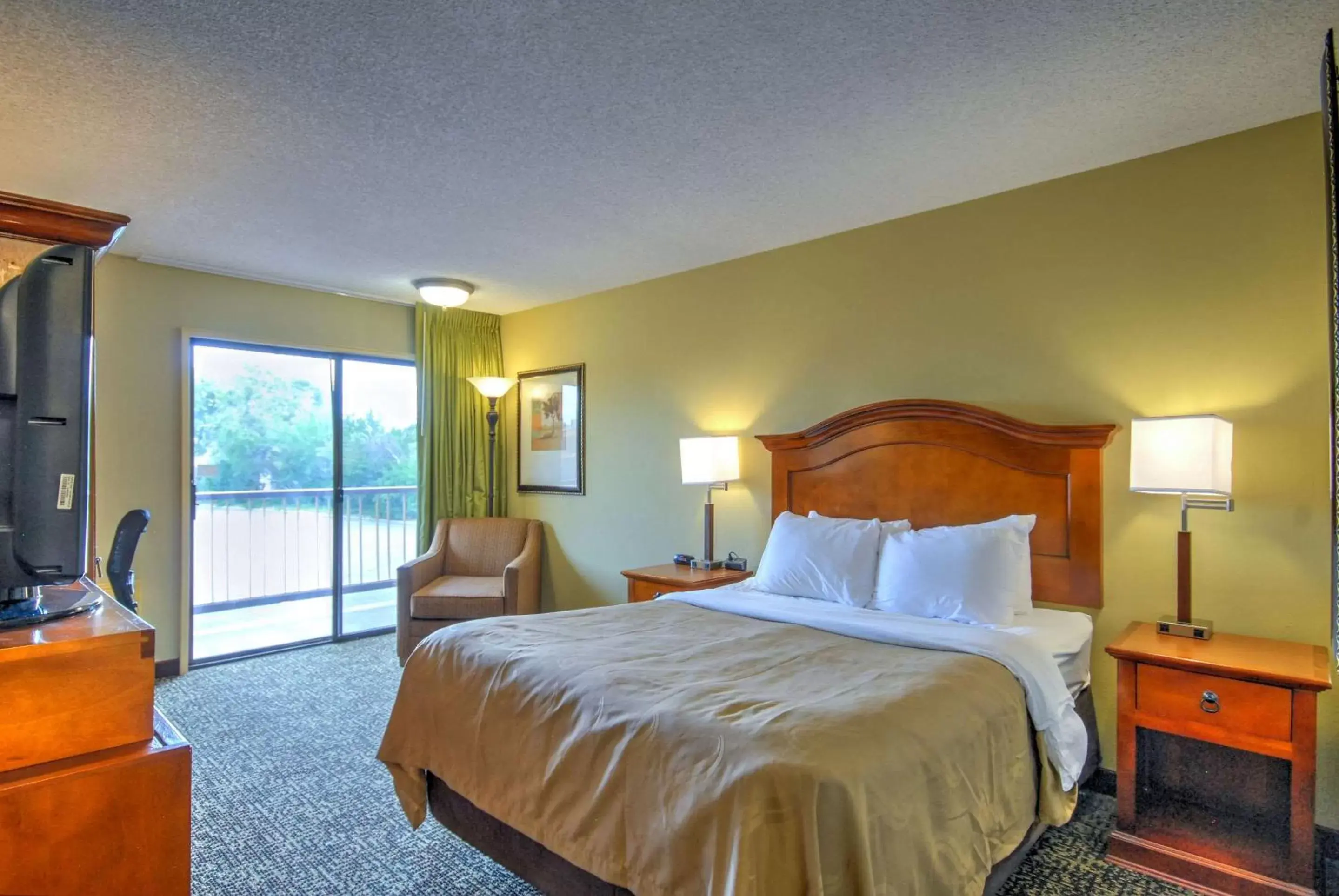 Photo of the whole room, Bed in Quality Inn Big Sky