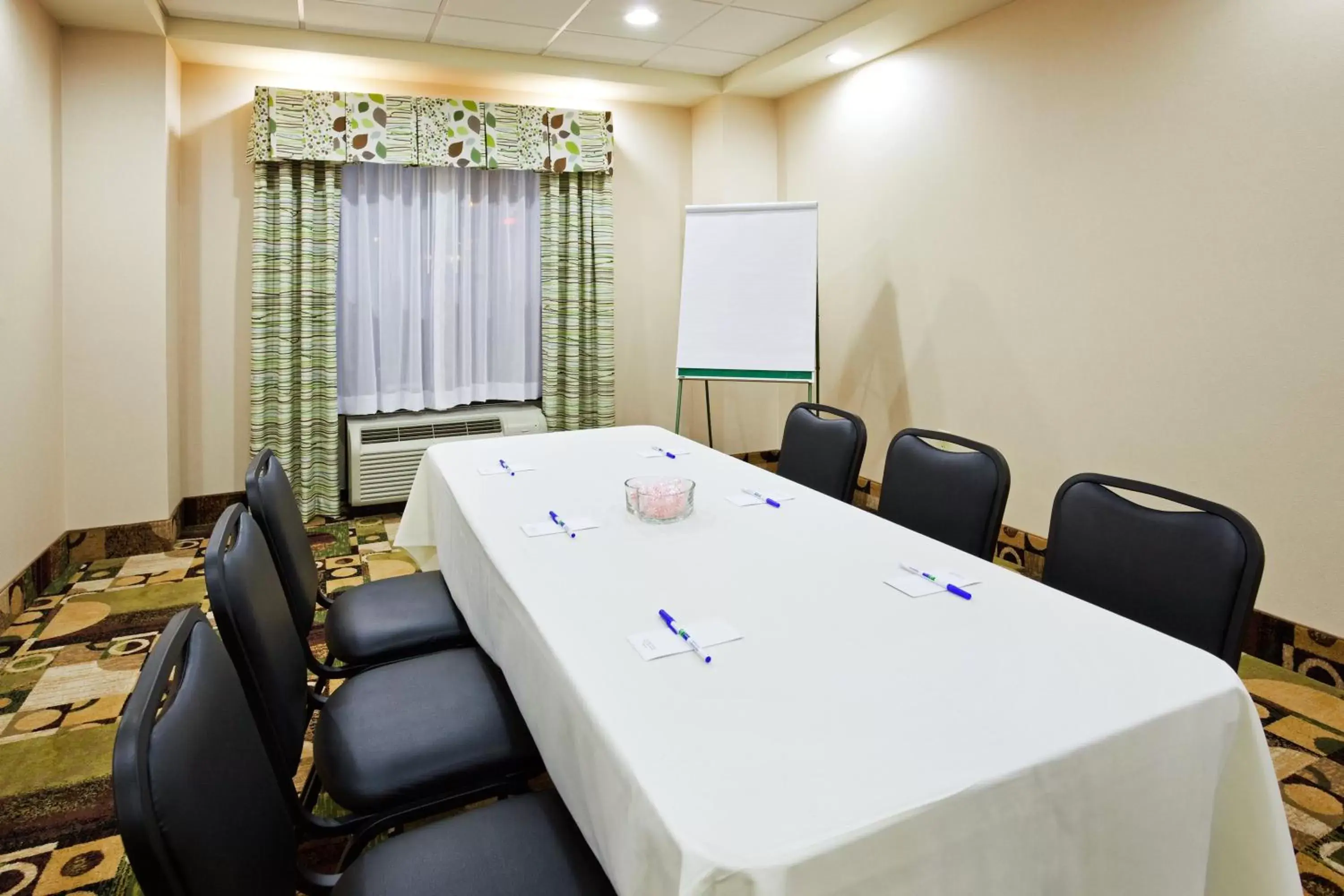 Meeting/conference room in Holiday Inn Express Hotel & Suites Newport South, an IHG Hotel