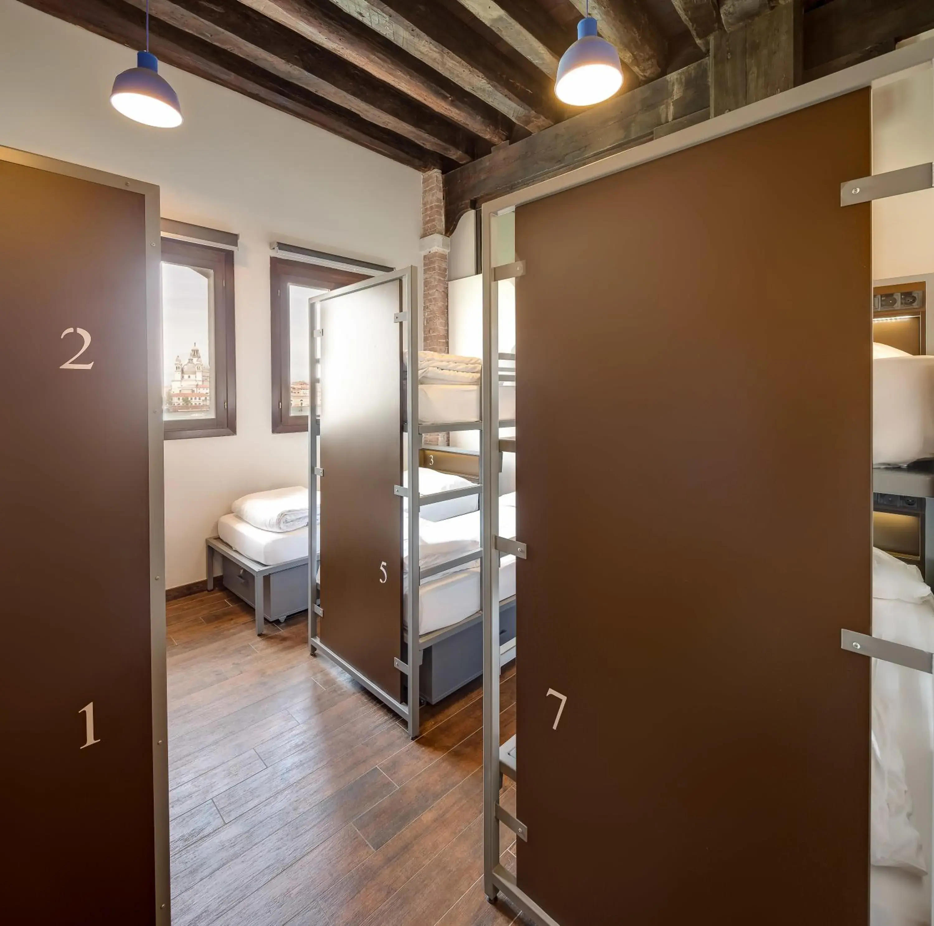 Bed in 8-Bed Mixed Dormitory Room in Generator Venice