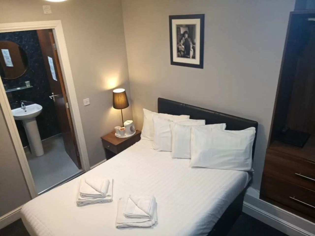 Photo of the whole room, Bed in The Liverpool Inn Hotel