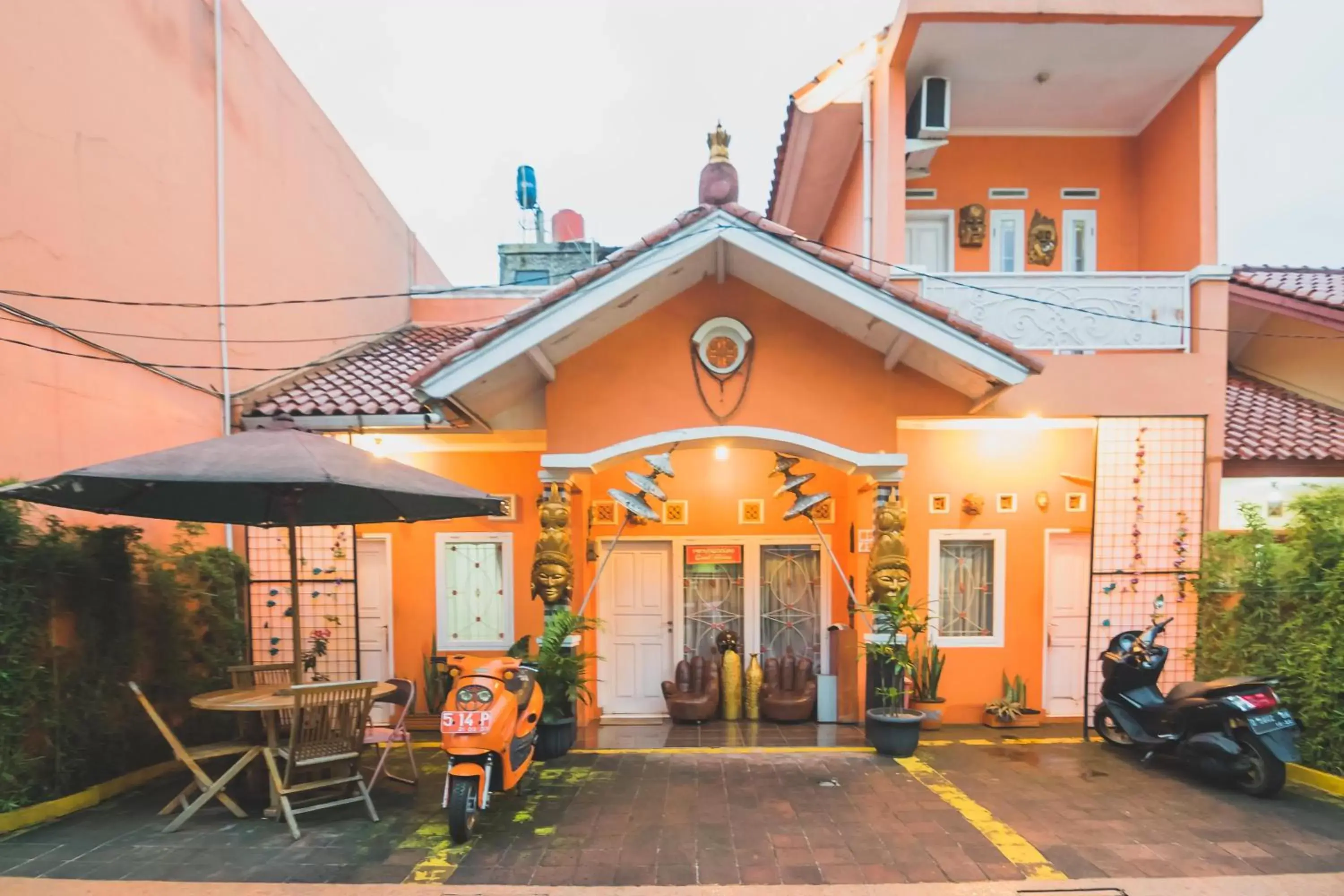 Facade/entrance in RedDoorz Syariah near Margahayu Raya Facade/entrance in RedDoorz Syariah near Margahayu Raya