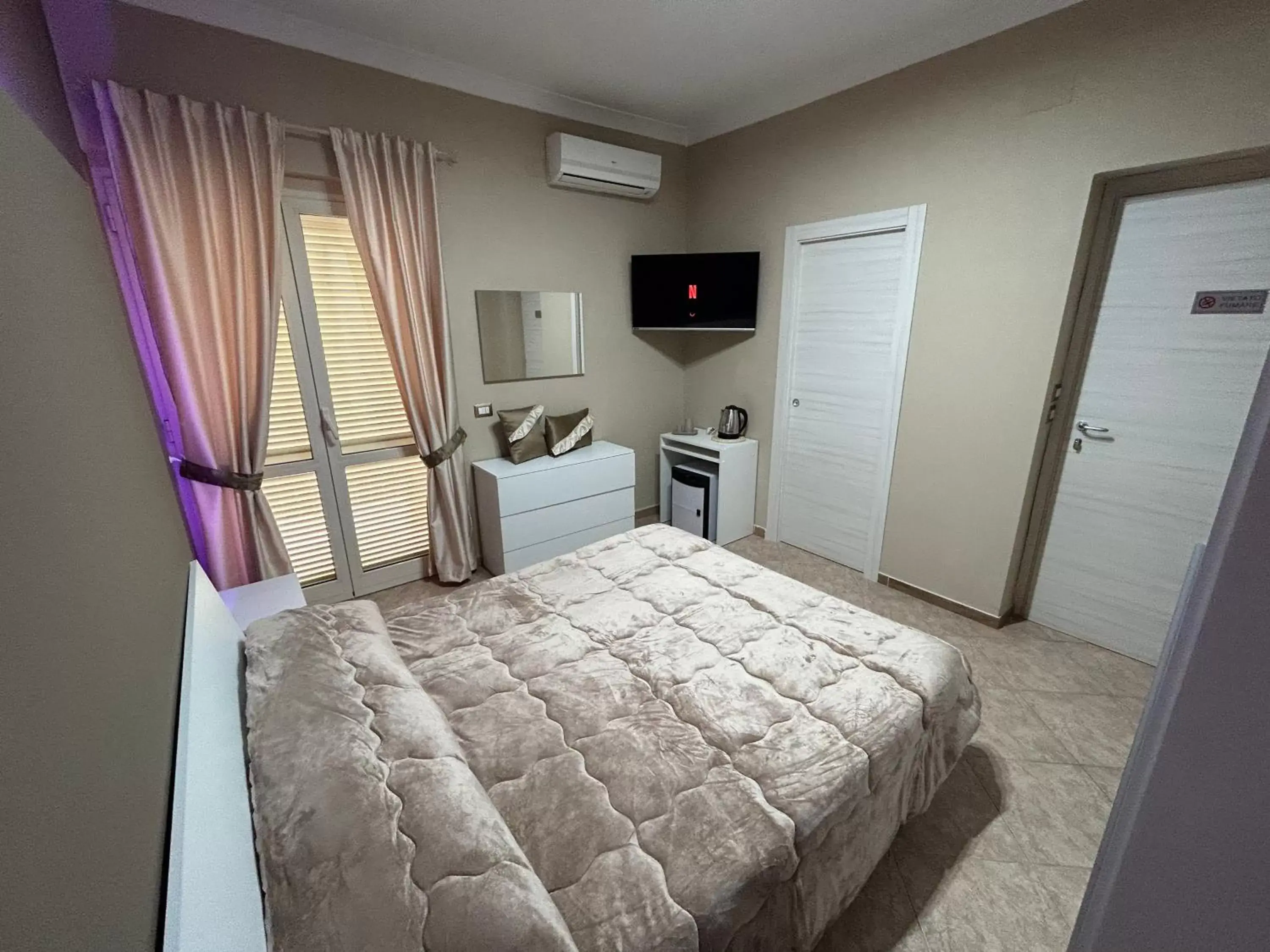 Bedroom, Bed in Skycity B&B