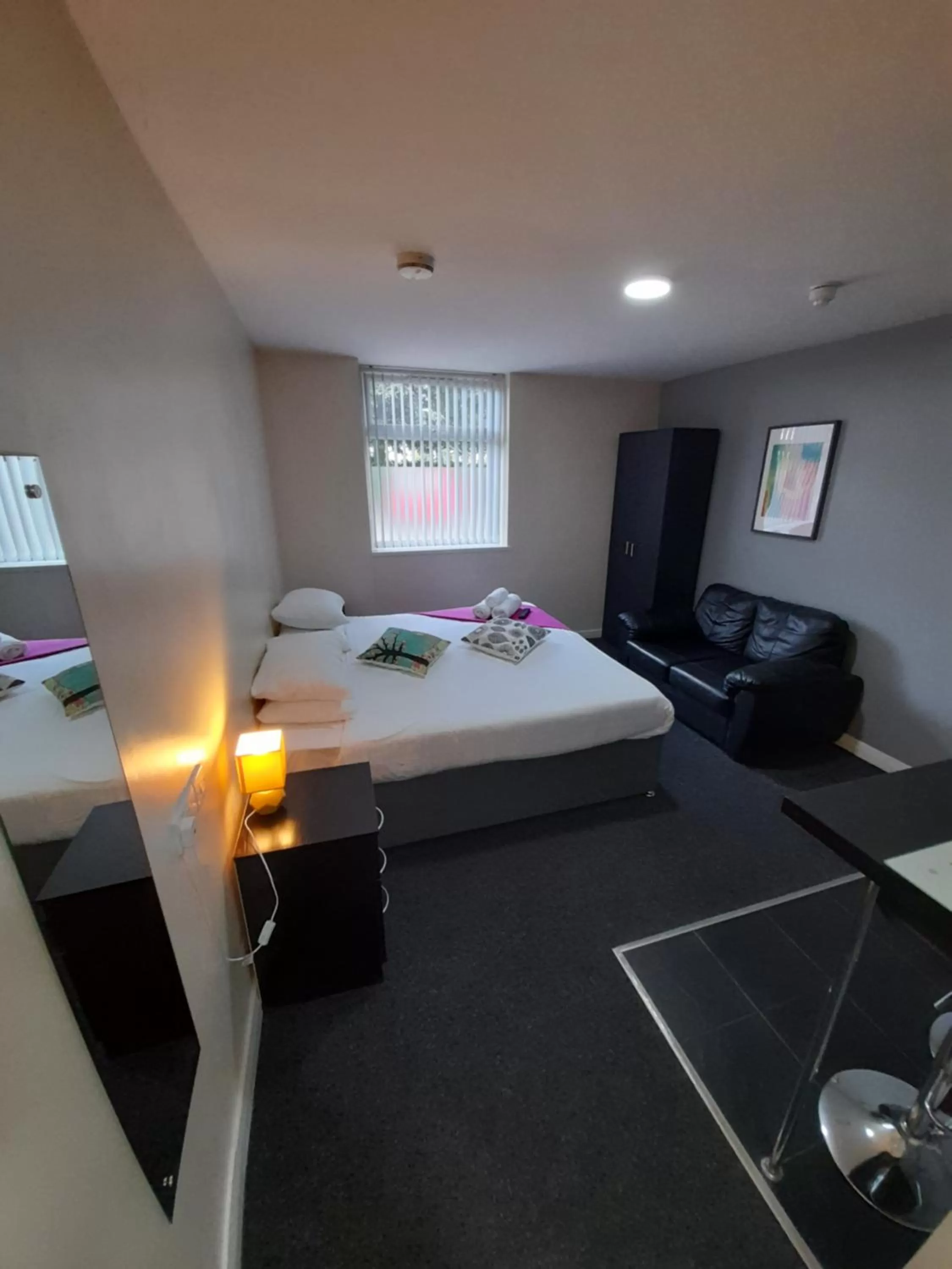 Seating area, Bed in Lymedale Suites Studios & Aparthotel in NEWCASTLE UNDER LYME & STOKE
