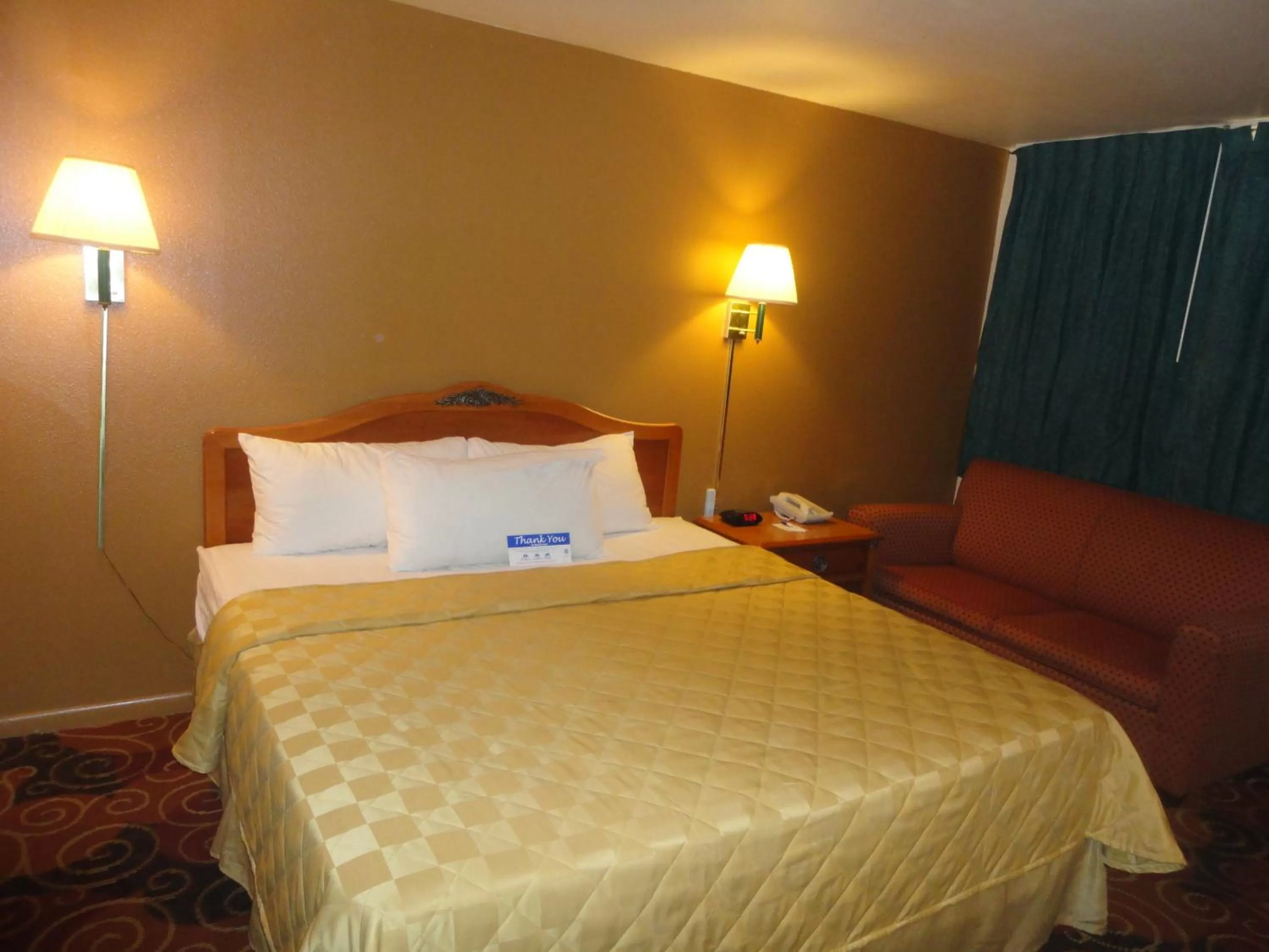 Bed in Americas Best Value Inn Santa Rosa, New Mexico