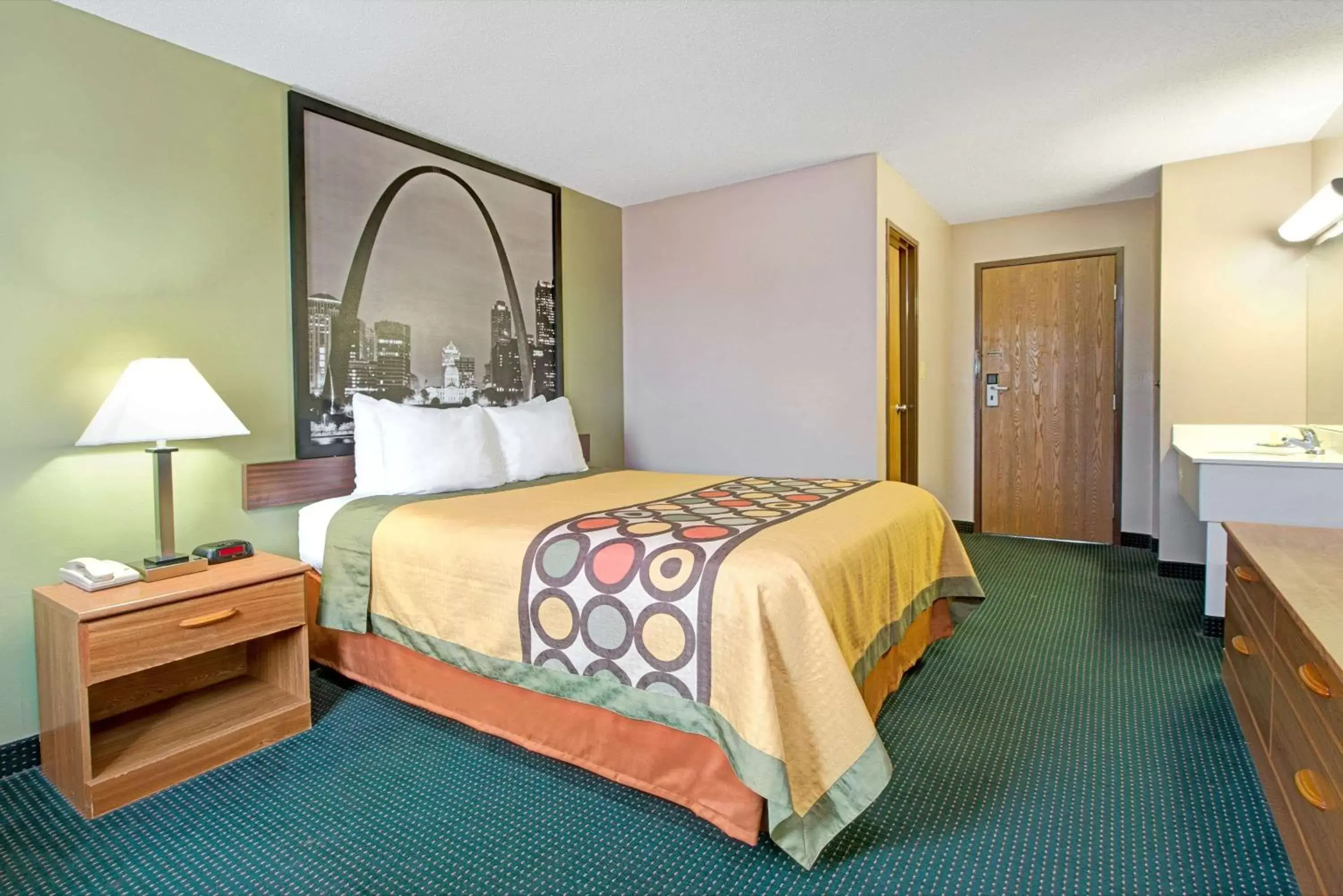 Photo of the whole room, Bed in Super 8 by Wyndham Eureka/Six Flags Nearby