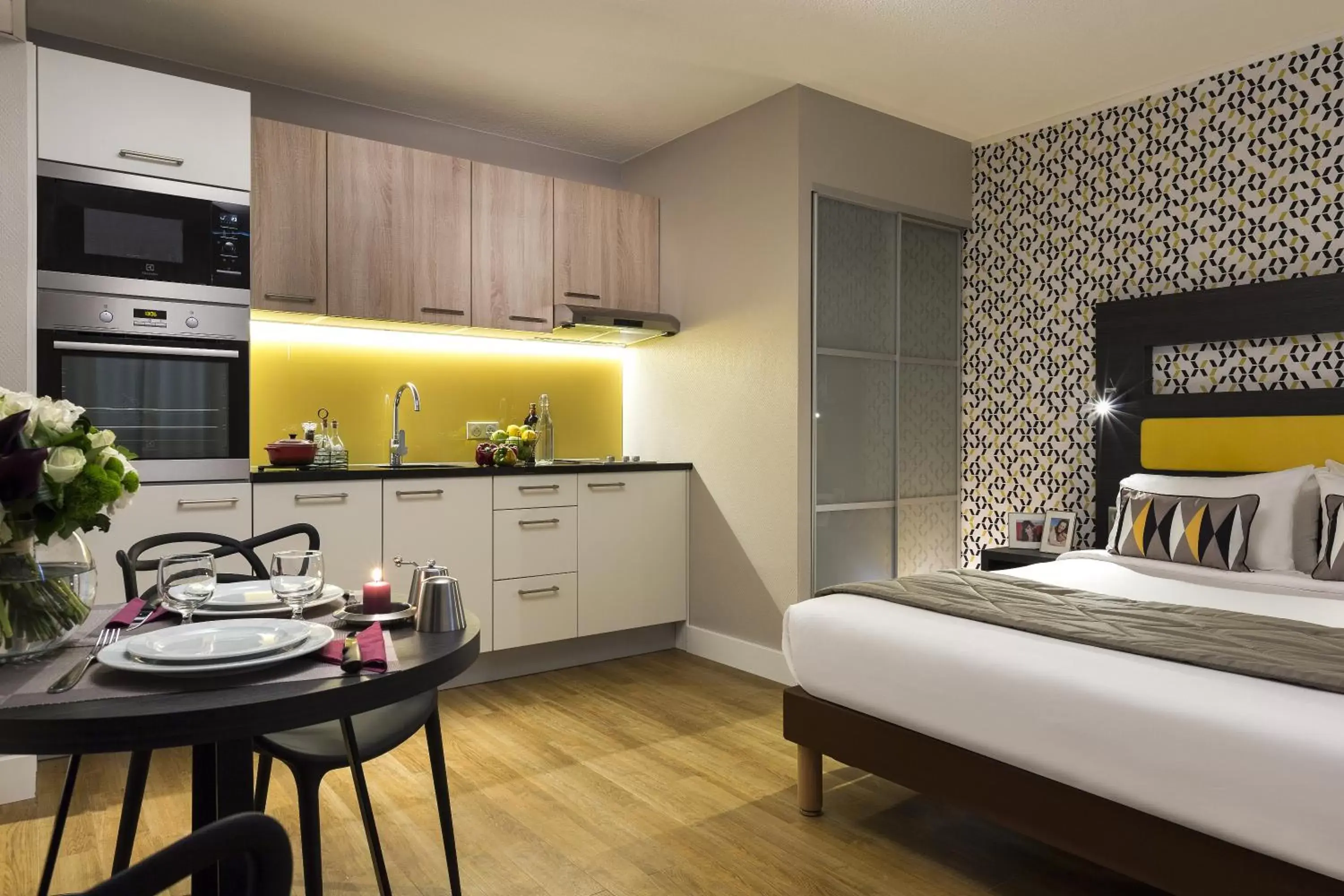 Kitchen or kitchenette, Bed in Citadines Tour Eiffel Paris Kitchen or kitchenette, Bed in Citadines Tour Eiffel Paris