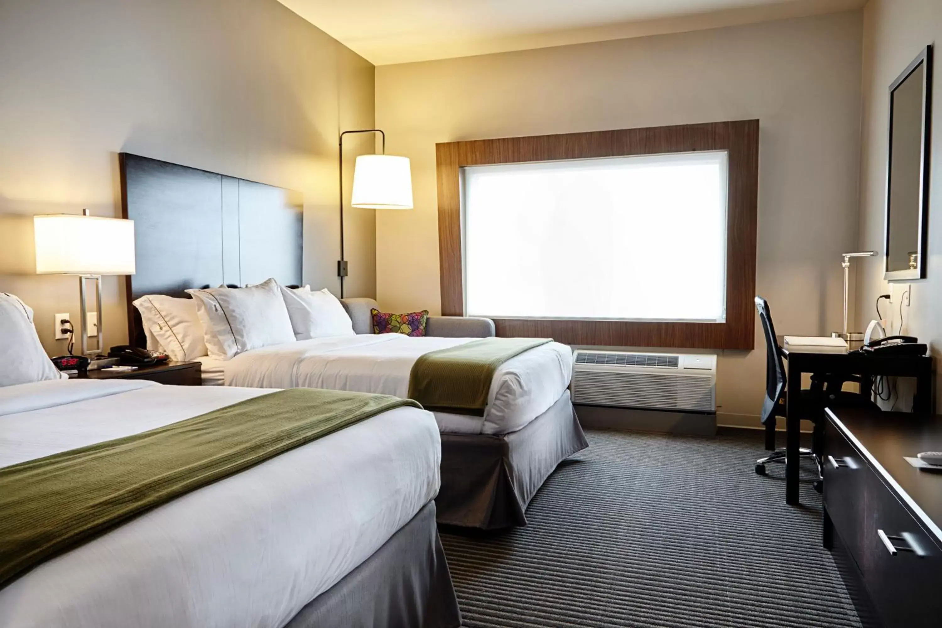 Photo of the whole room, Bed in Holiday Inn Express and Suites Tahlequah, an IHG Hotel