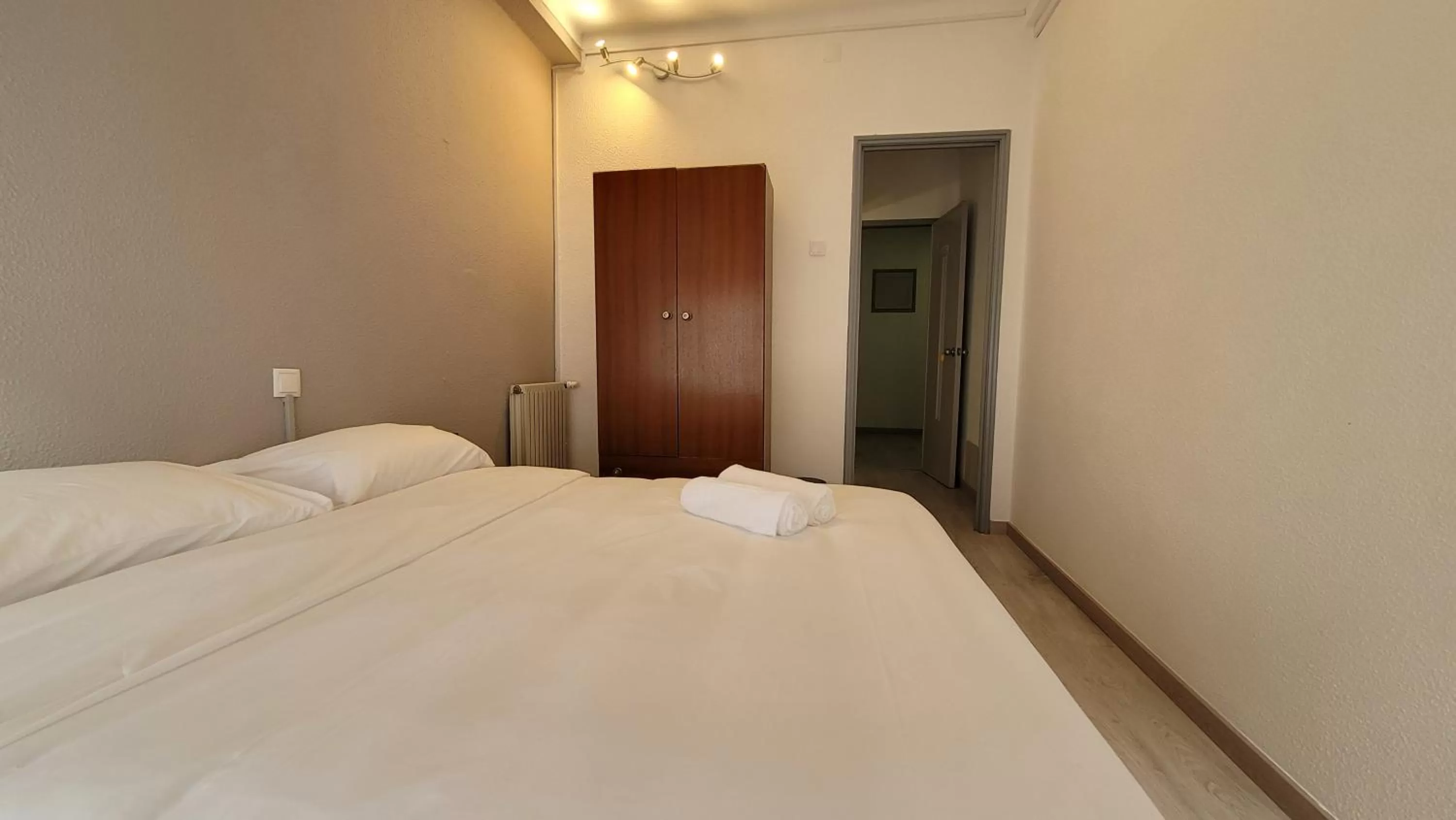 Photo of the whole room, Bed in Residencia Paris