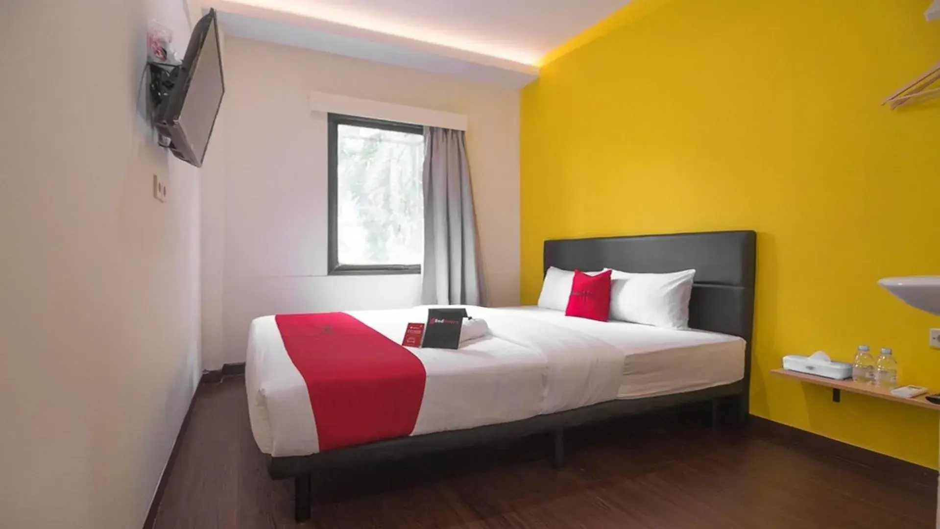Bedroom, Bed in RedDoorz near ITC Mangga Dua