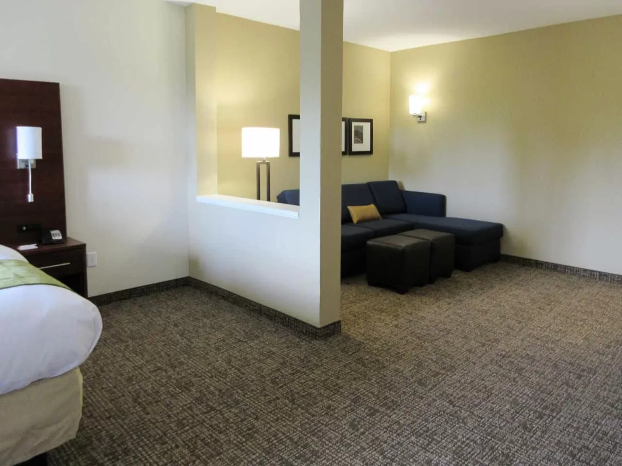 Seating area, Bed in Comfort Suites Piedmont - Greenville South
