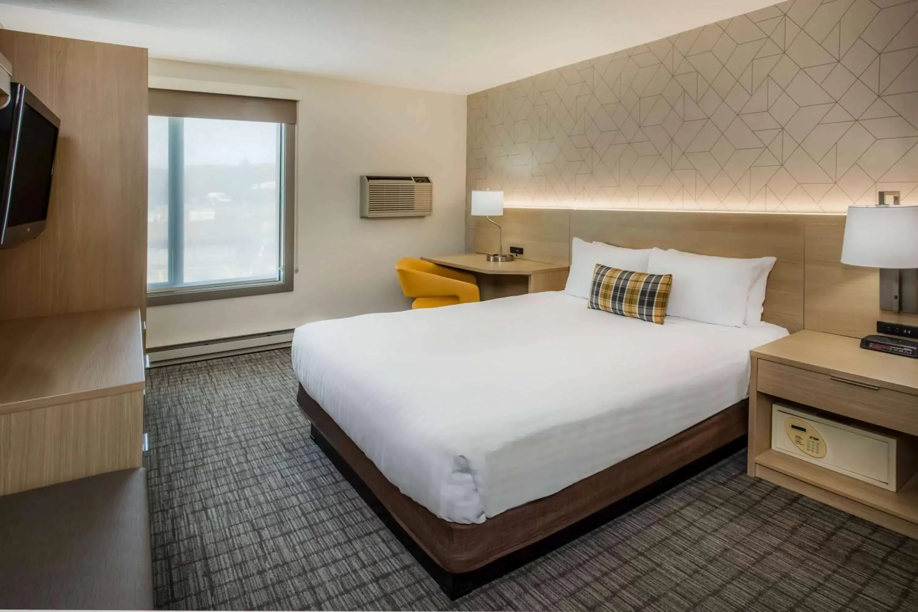 Photo of the whole room, Bed in Days Inn & Suites by Wyndham Duluth by the Mall