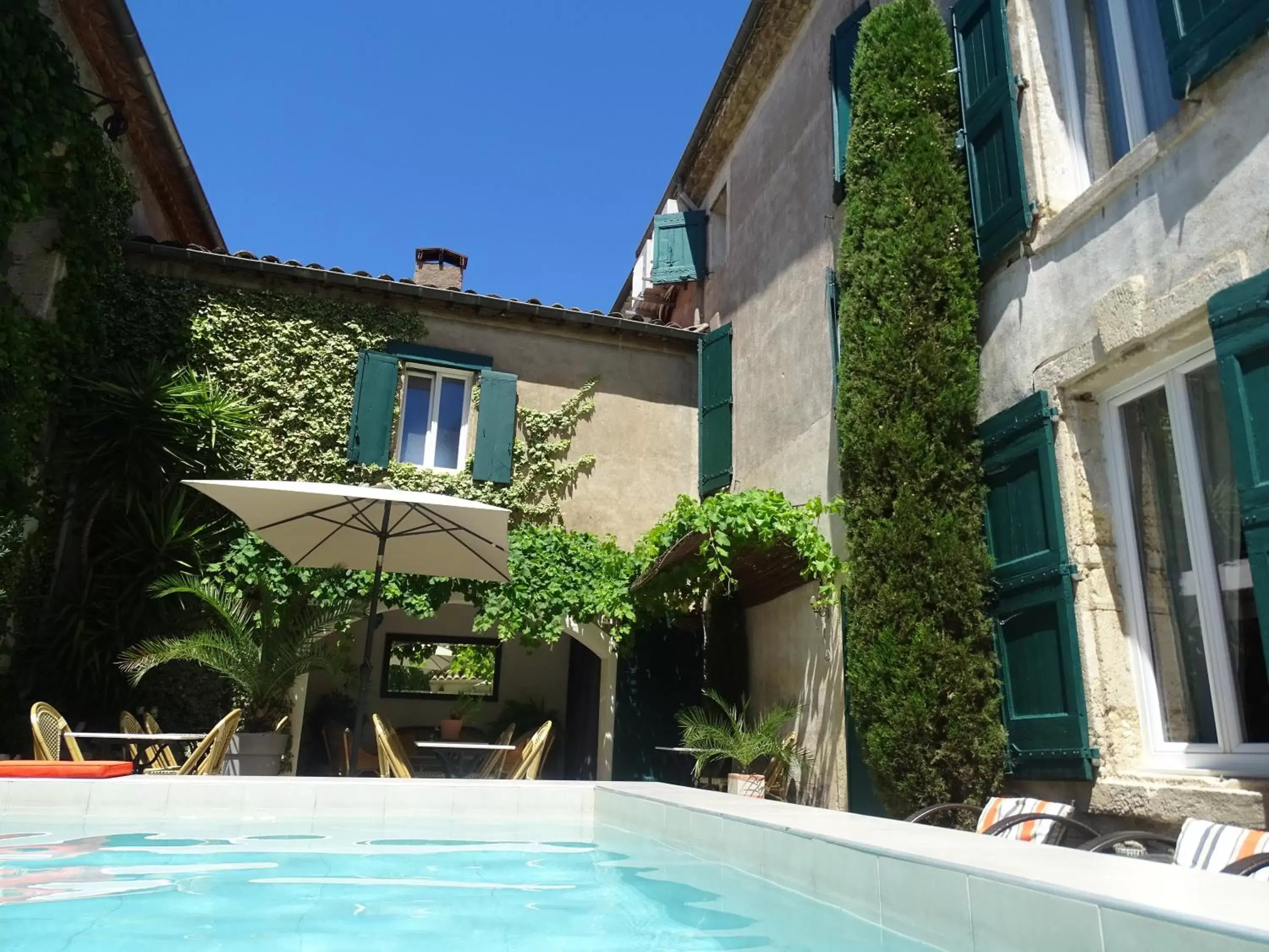 Property building, Swimming Pool in Chambres d'hôtes Belle Vigneronne