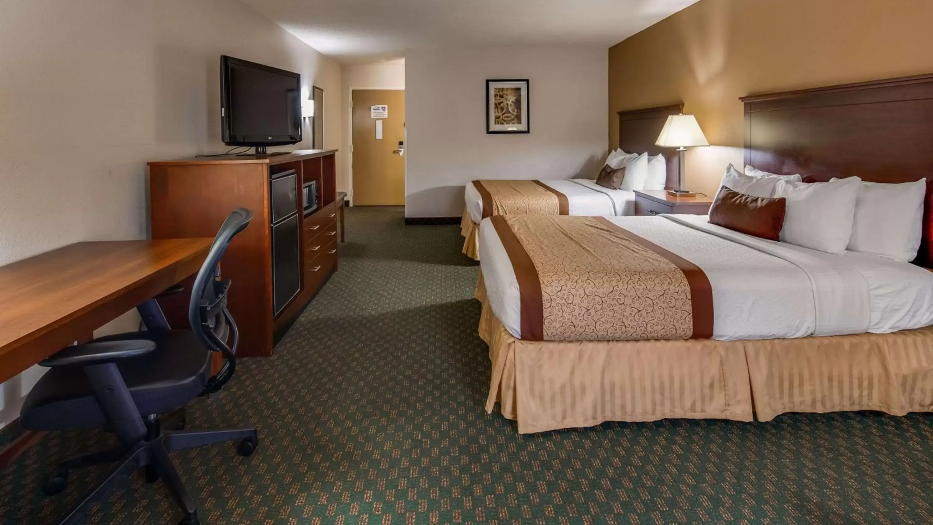 Photo of the whole room, Bed in Best Western PLUS Governor's Inn Richmond