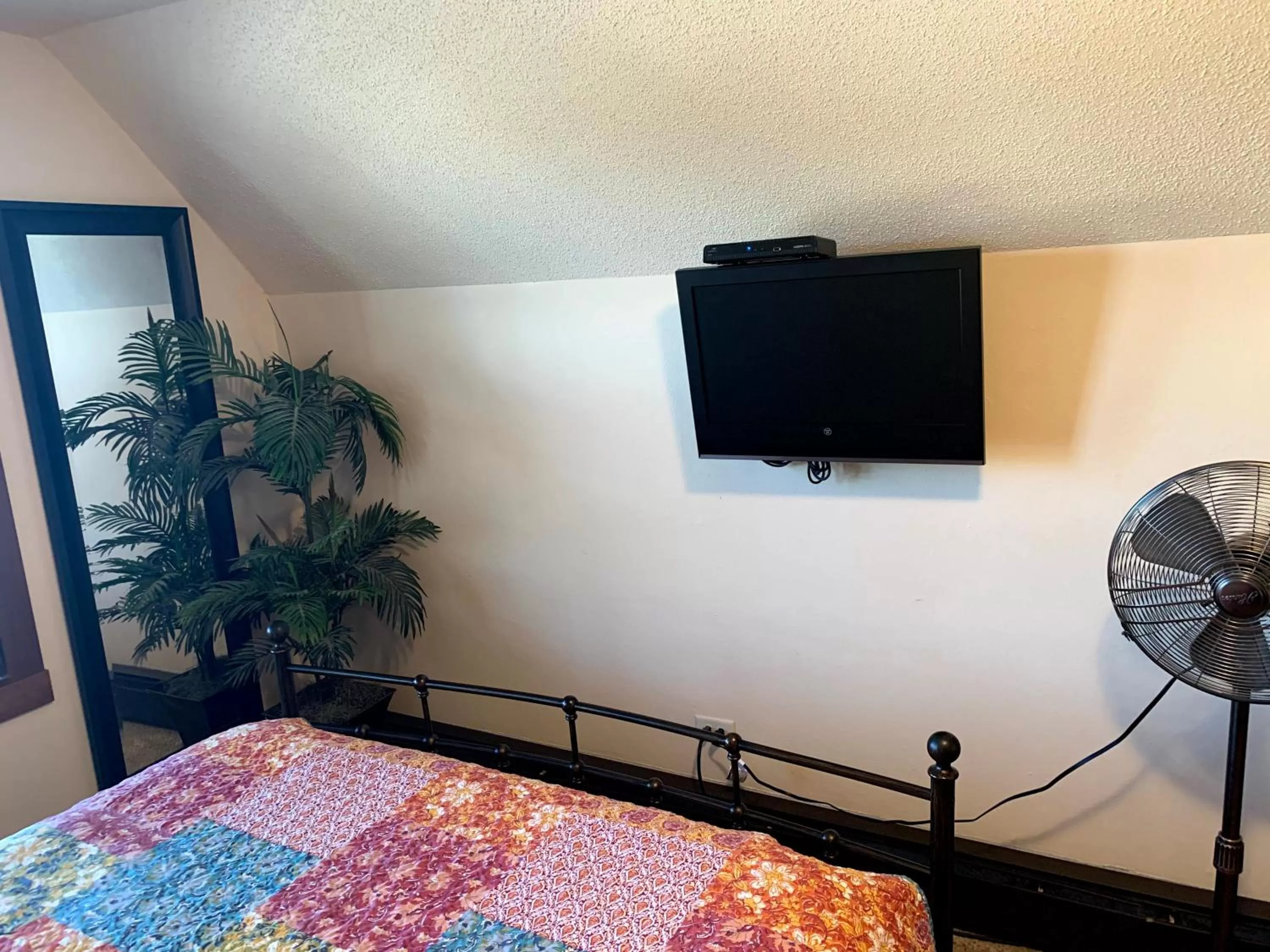 Bed in Iowa House Historic Inn