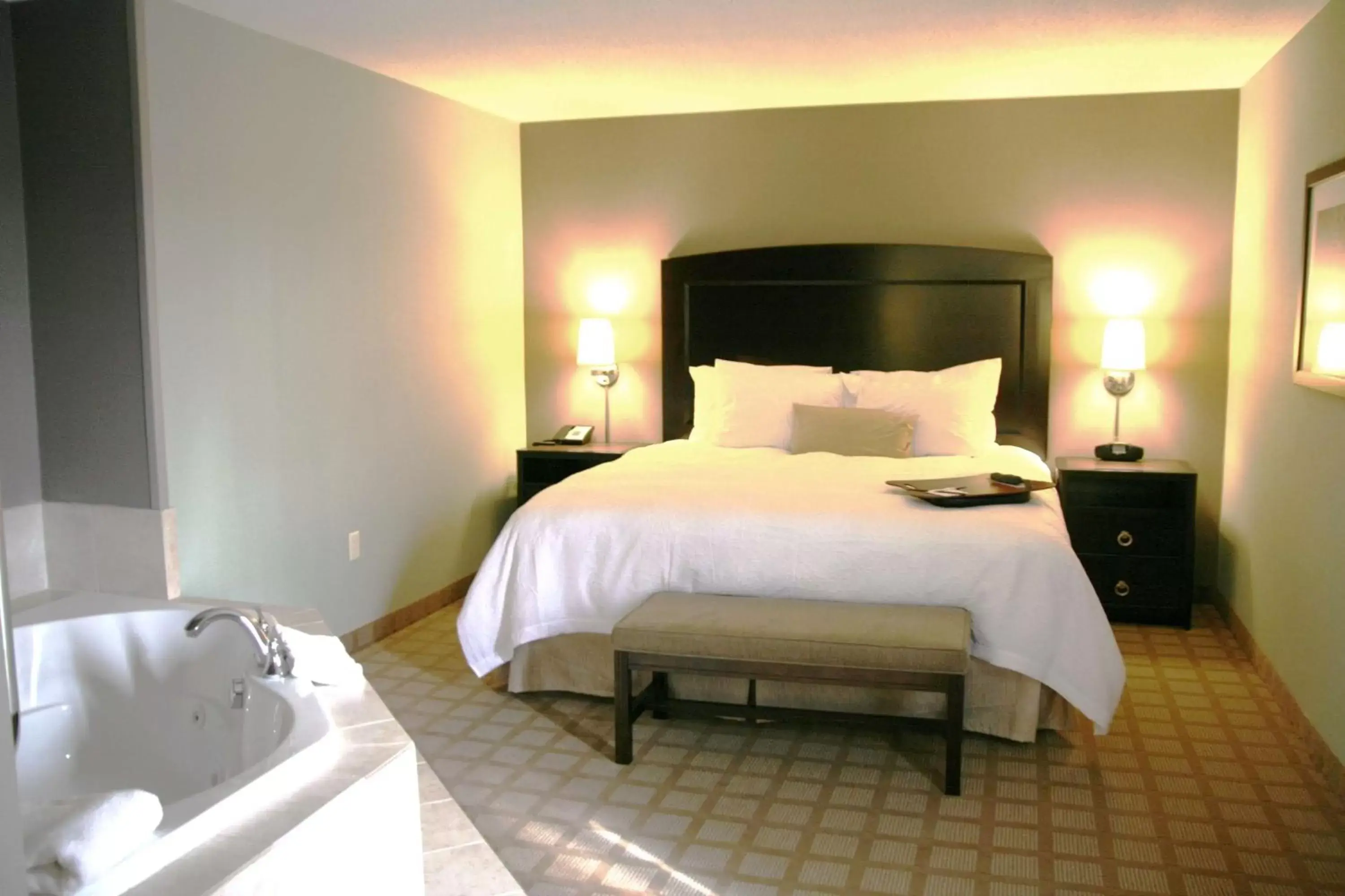 Bed in Hampton Inn & Suites Detroit-Canton
