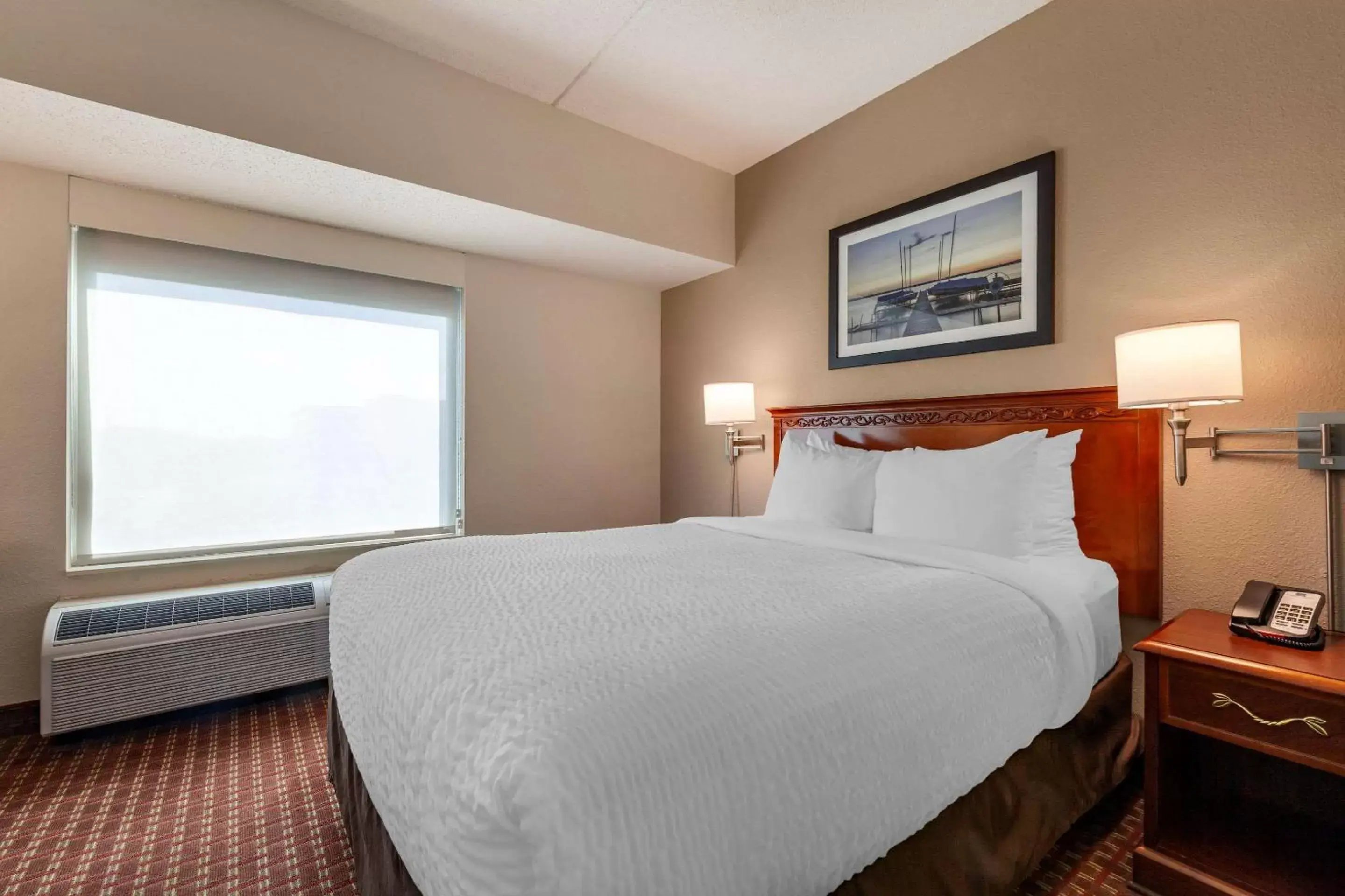 Bedroom, Bed in Clarion Suites at The Alliant Energy Center