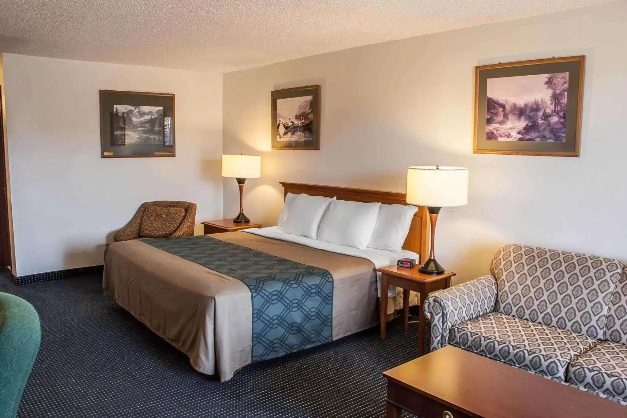 Photo of the whole room, Bed in Econo Lodge Inn & Suites Hoquiam