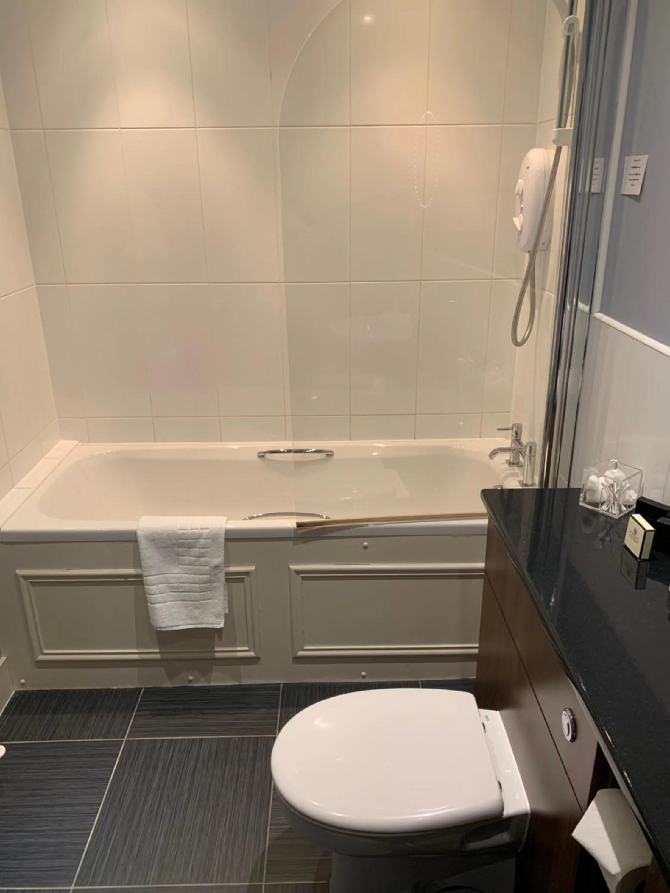 Shower in Tor-Na-Coille Hotel