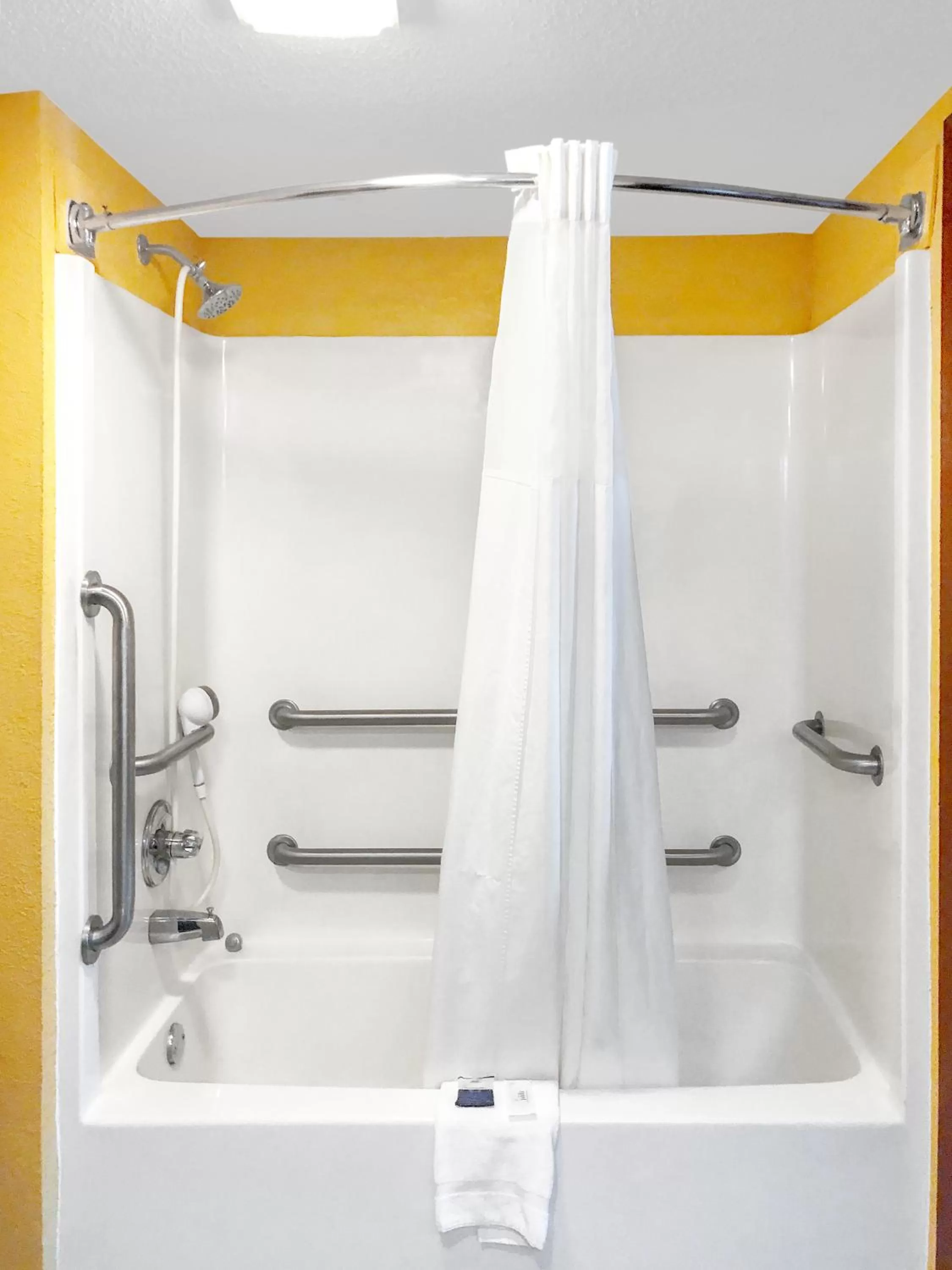 Bath in America's Best Value Inn-Milledgeville