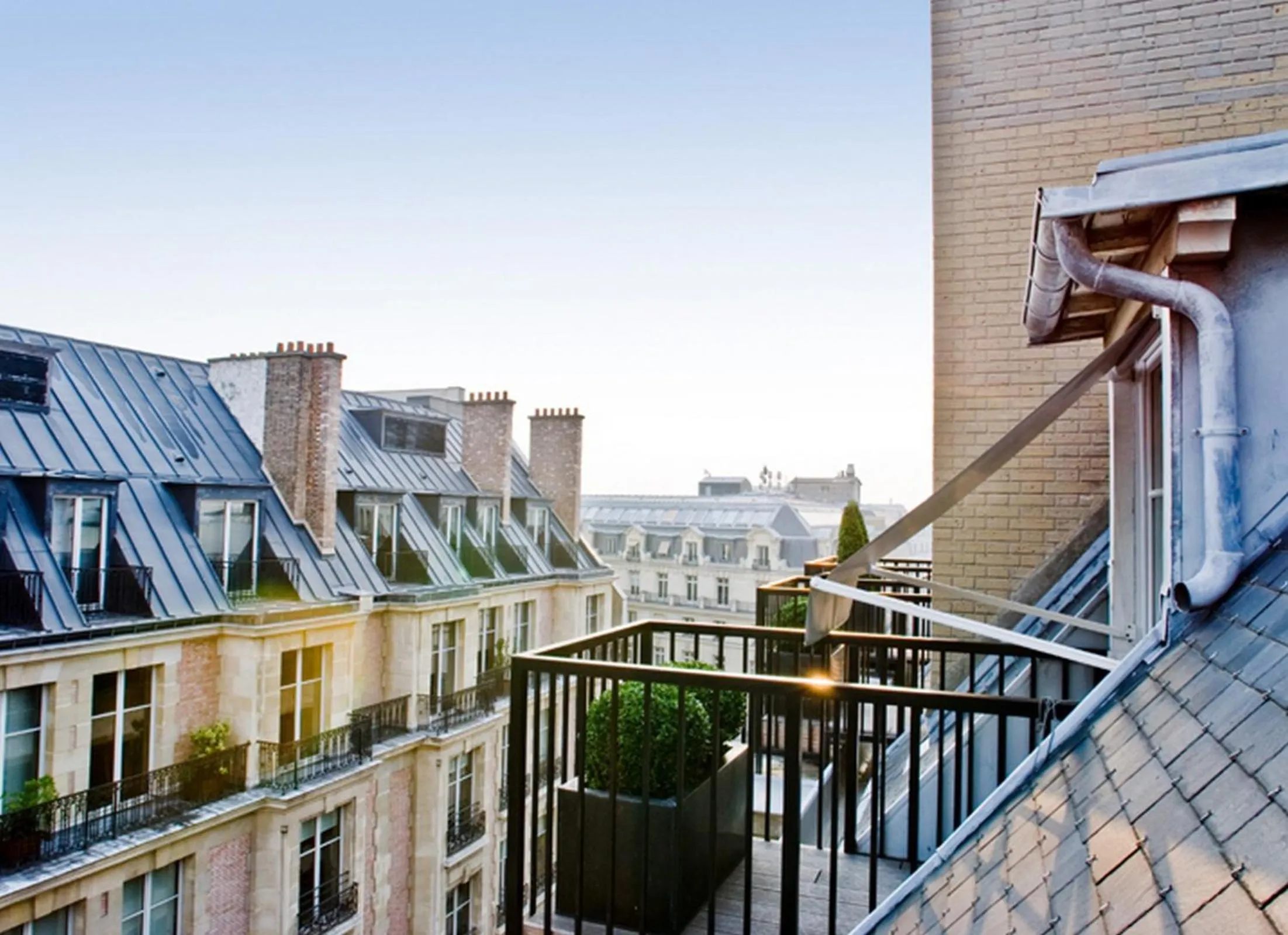 View (from property/room) in Hôtel Vernet Champs Elysées Paris