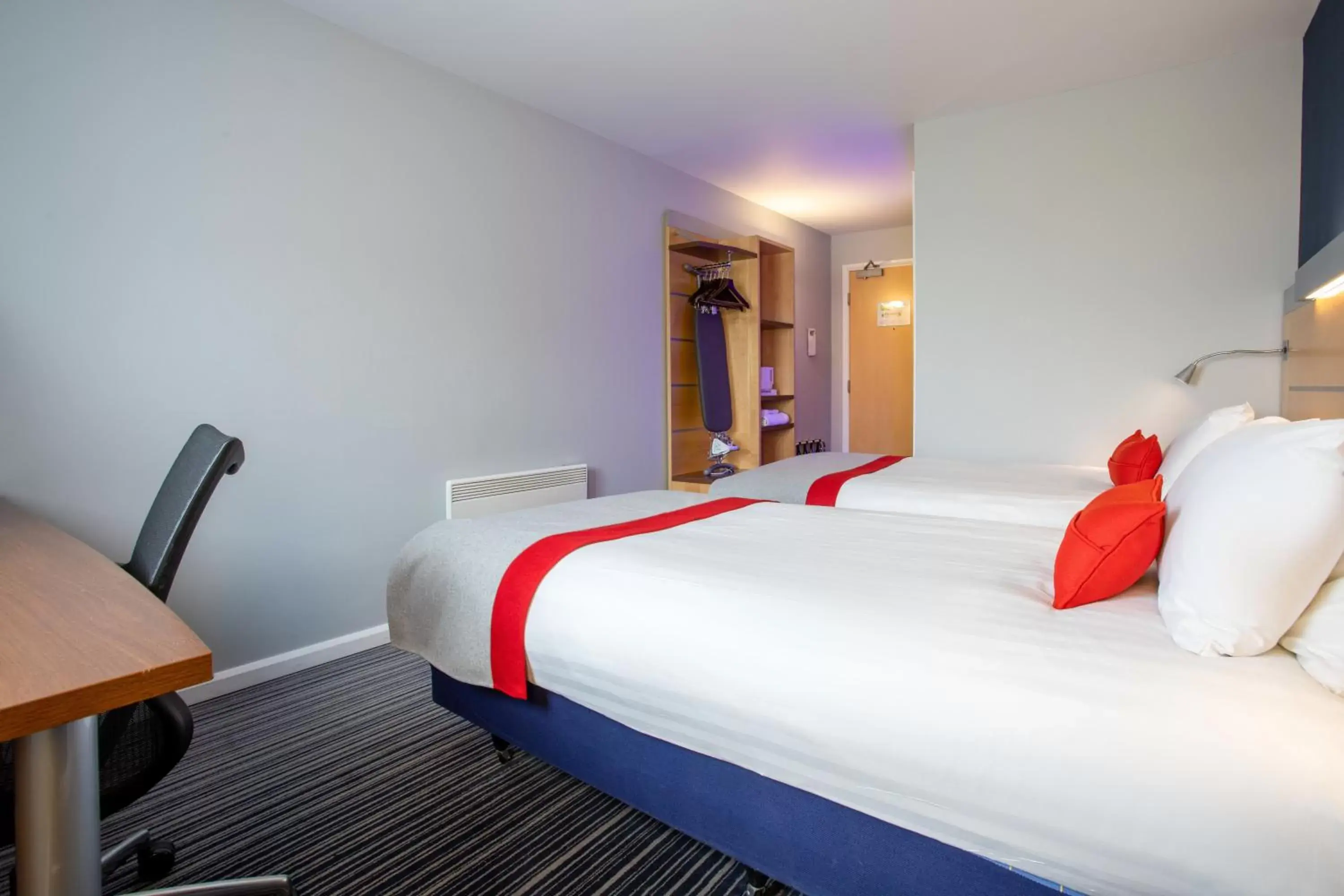 Photo of the whole room, Bed in Holiday Inn Express Dunfermline, an IHG Hotel