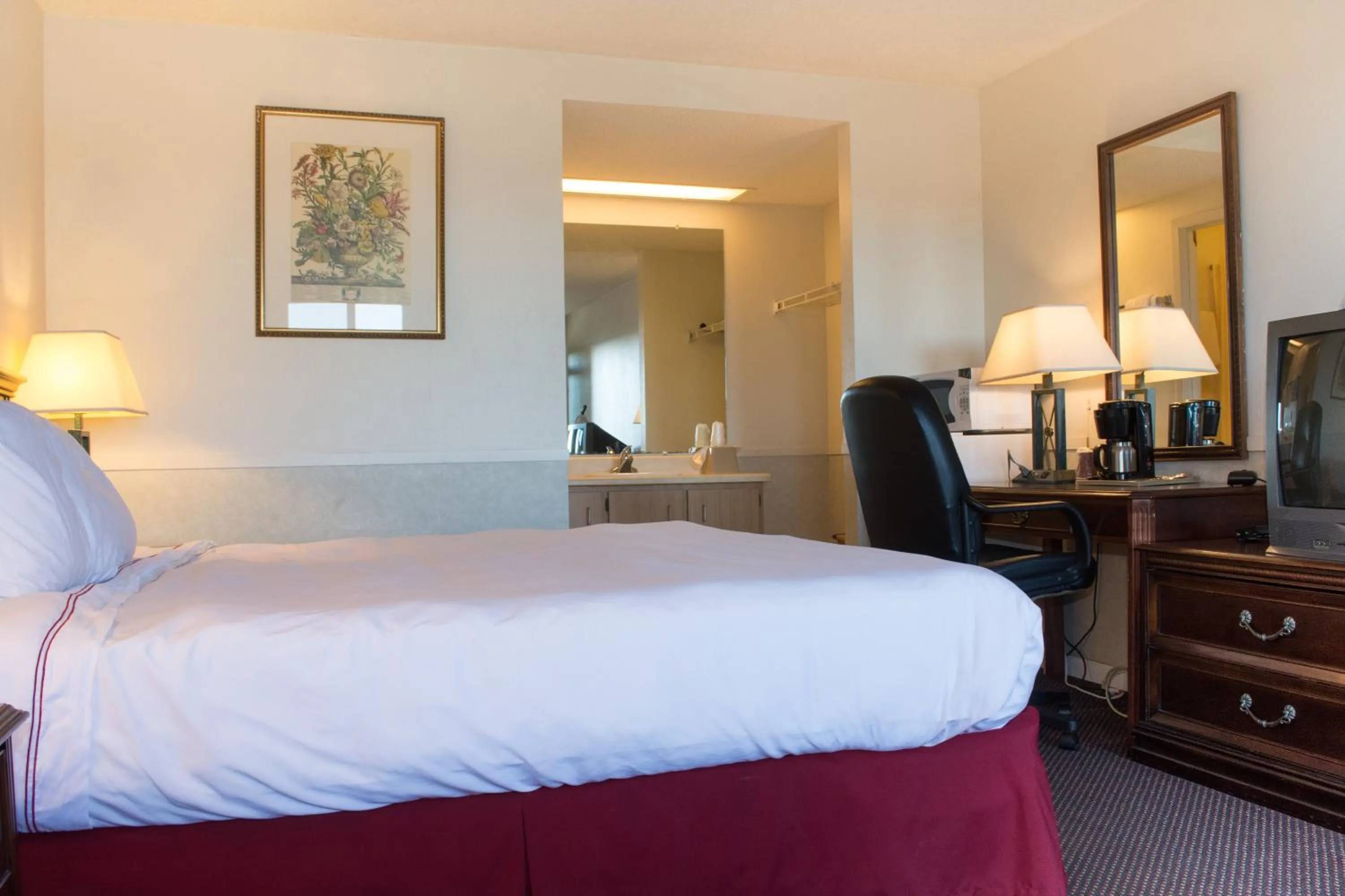 Photo of the whole room, Bed in Hawk's Nest Lodge