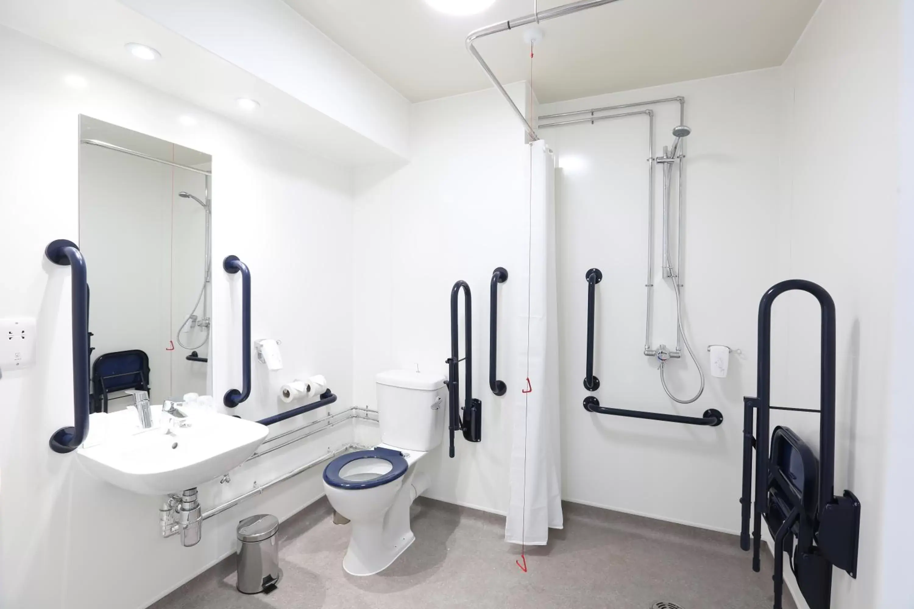 Bathroom, Fitness Center/Facilities in Tulip Queen, Spalding by Marston's Inns