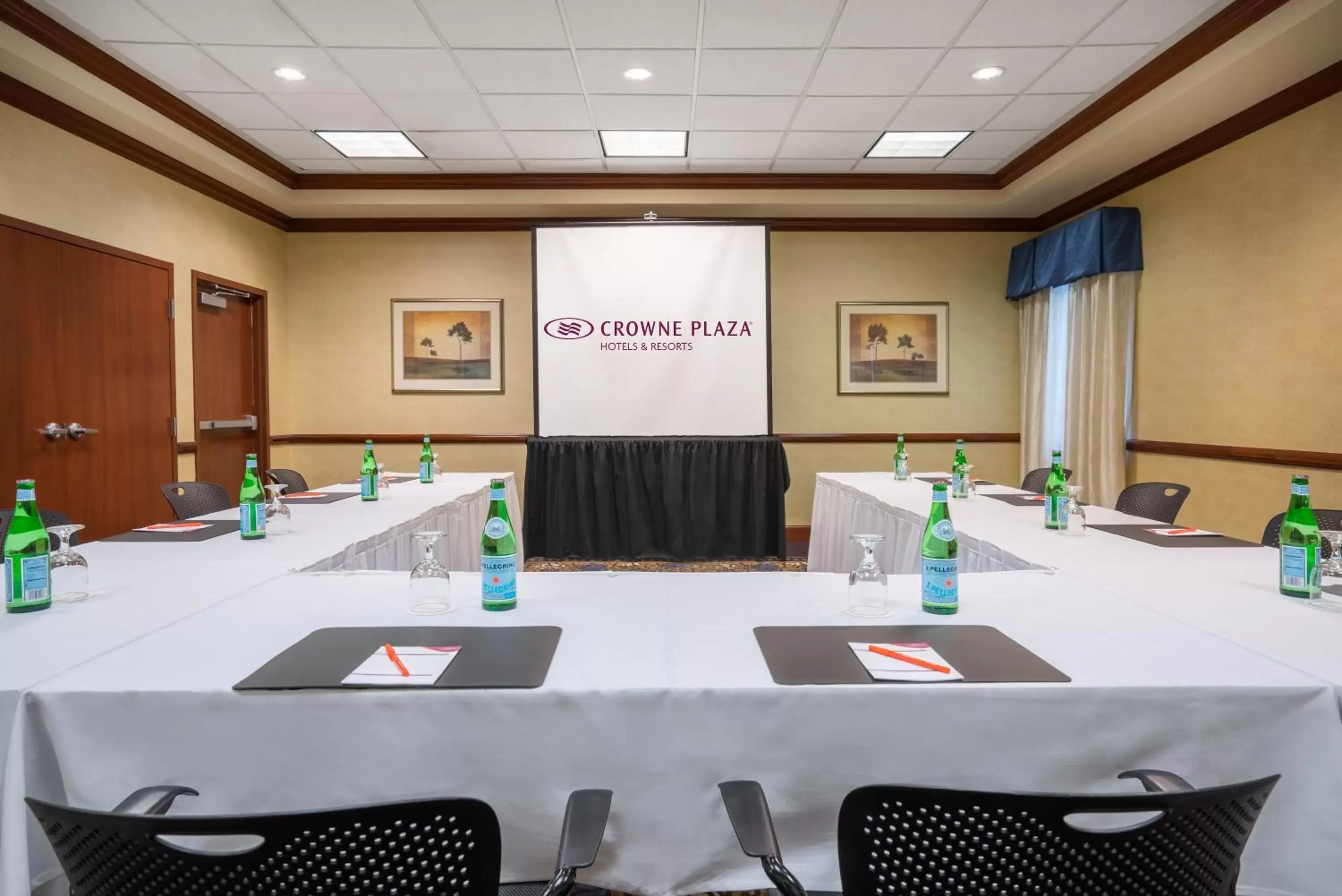 Meeting/conference room in Crowne Plaza Hotel and Suites Pittsburgh South, an IHG Hotel