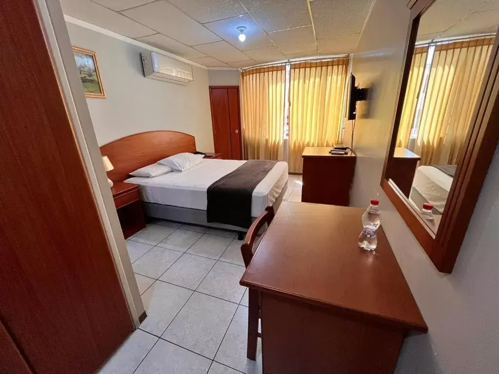 Deluxe Double Room in Grand Hotel Machala Deluxe Double Room in Grand Hotel Machala